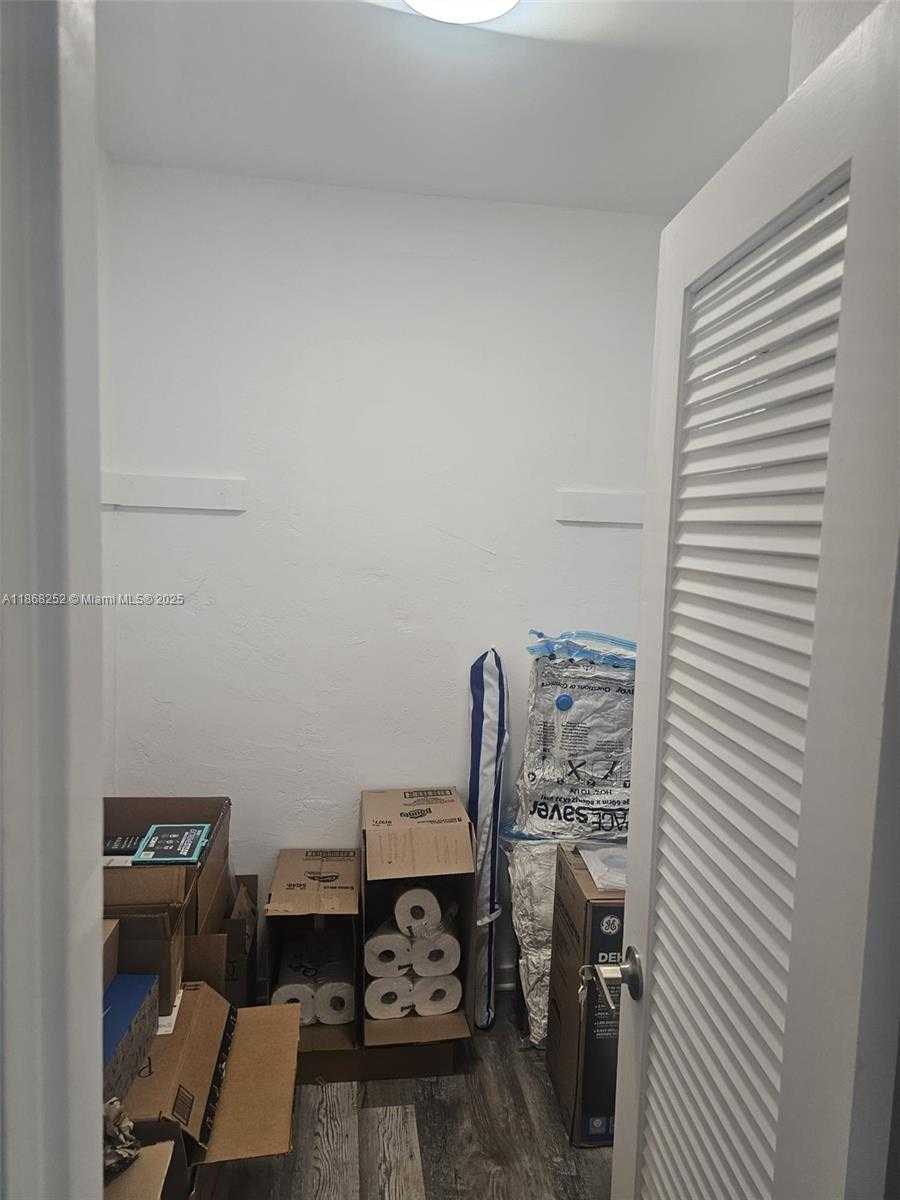 Small Image of 5825 COLLINS AVE #PH1-J, Miami Beach Number 11