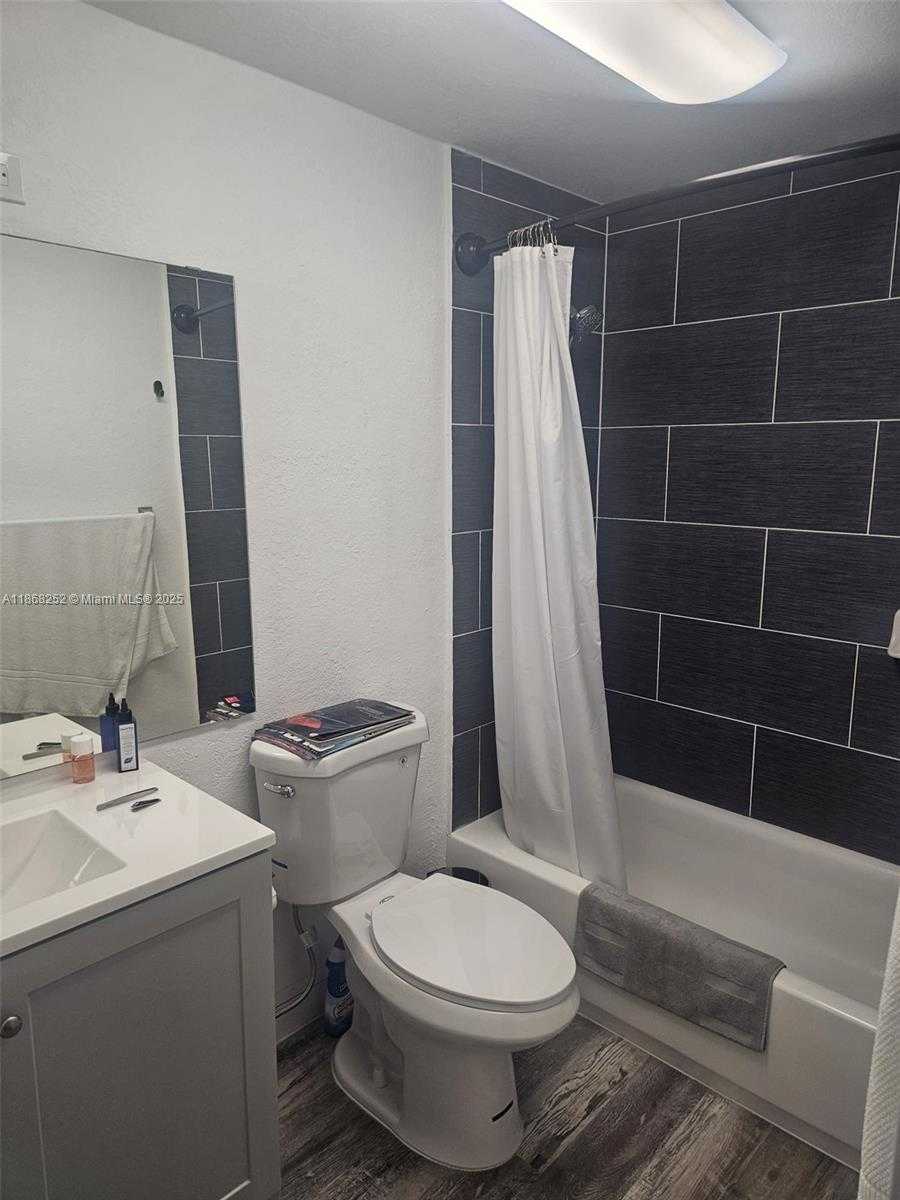 Small Image of 5825 COLLINS AVE #PH1-J, Miami Beach Number 12