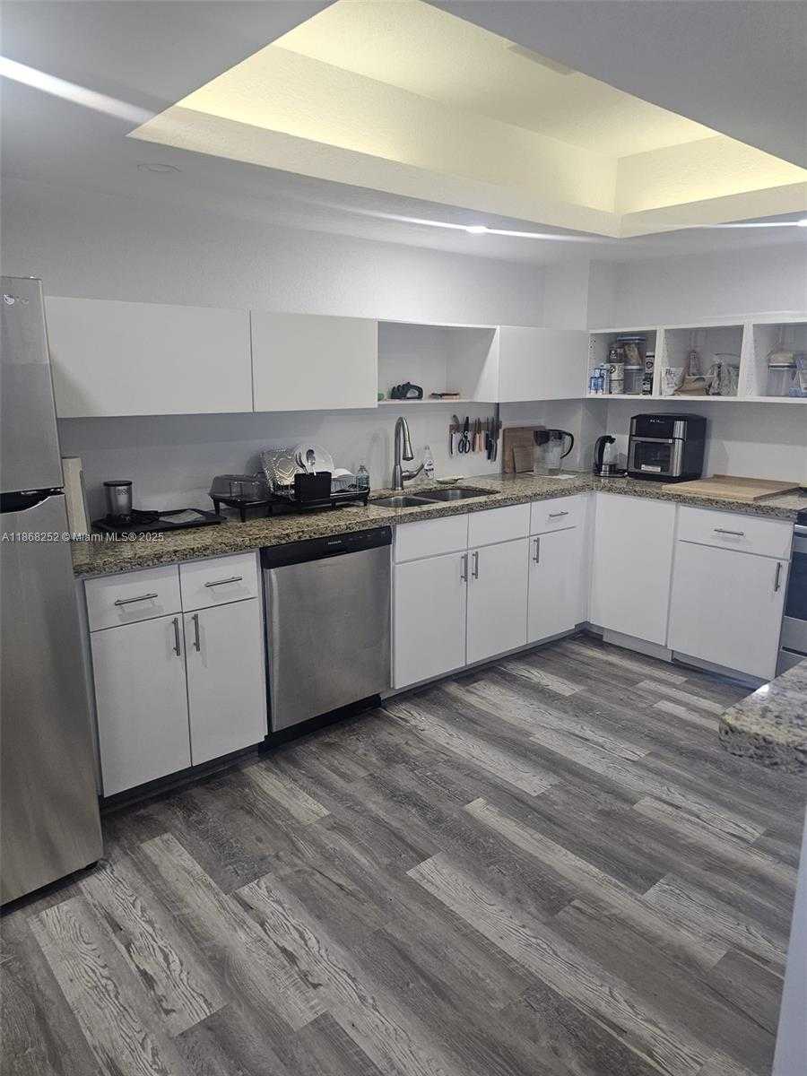 Small Image of 5825 COLLINS AVE #PH1-J, Miami Beach Number 2