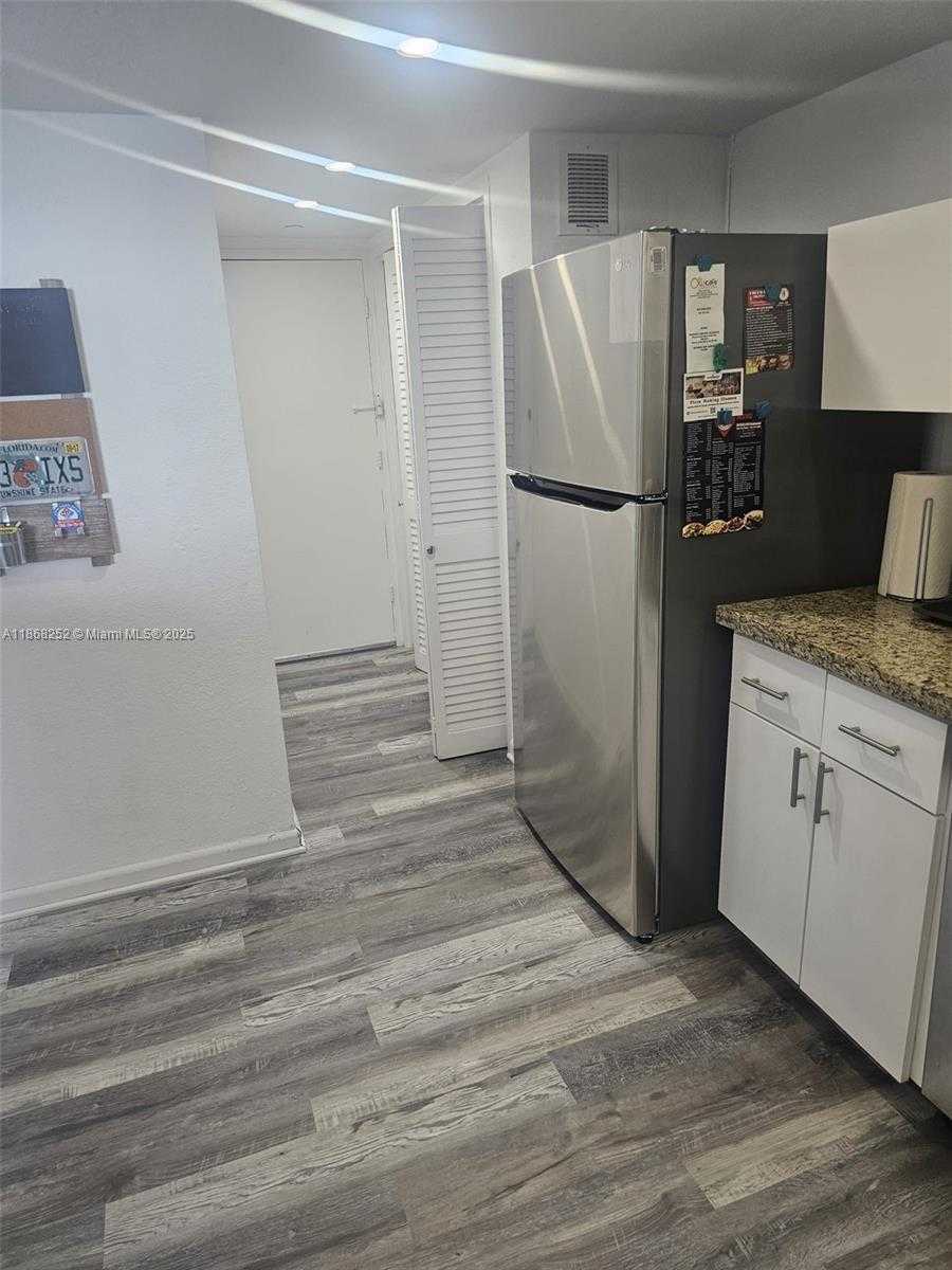 Small Image of 5825 COLLINS AVE #PH1-J, Miami Beach Number 3