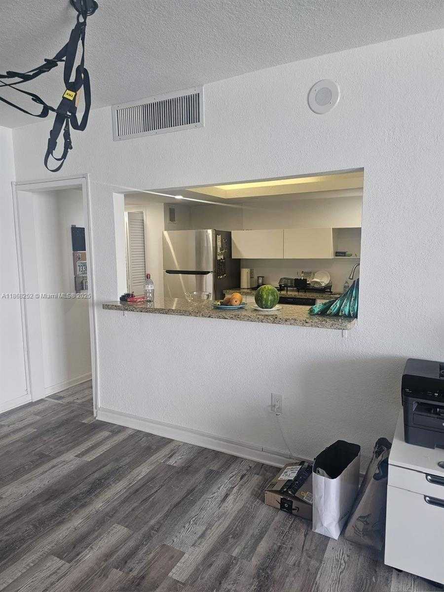 Small Image of 5825 COLLINS AVE #PH1-J, Miami Beach Number 6
