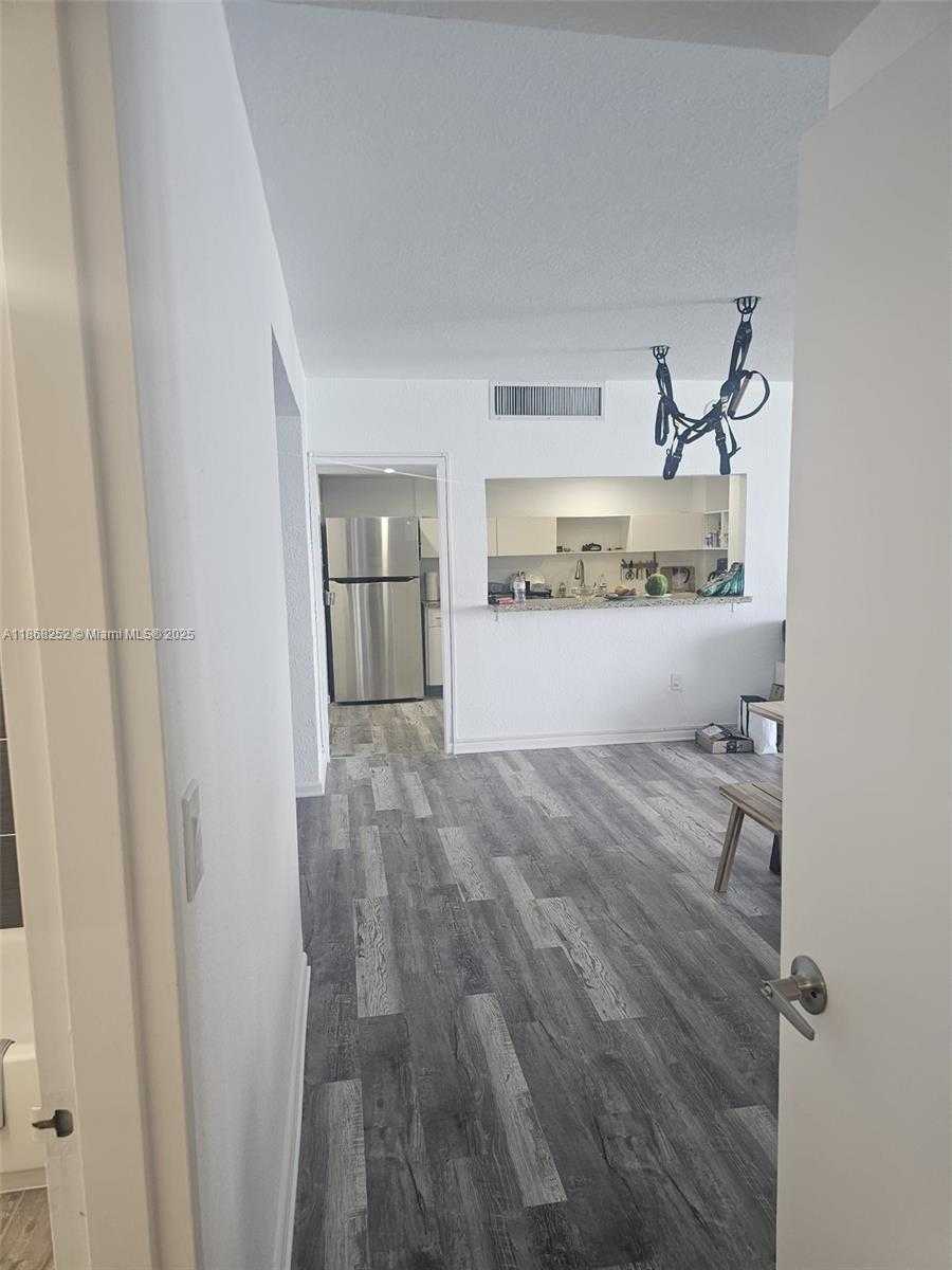 Small Image of 5825 COLLINS AVE #PH1-J, Miami Beach Number 8