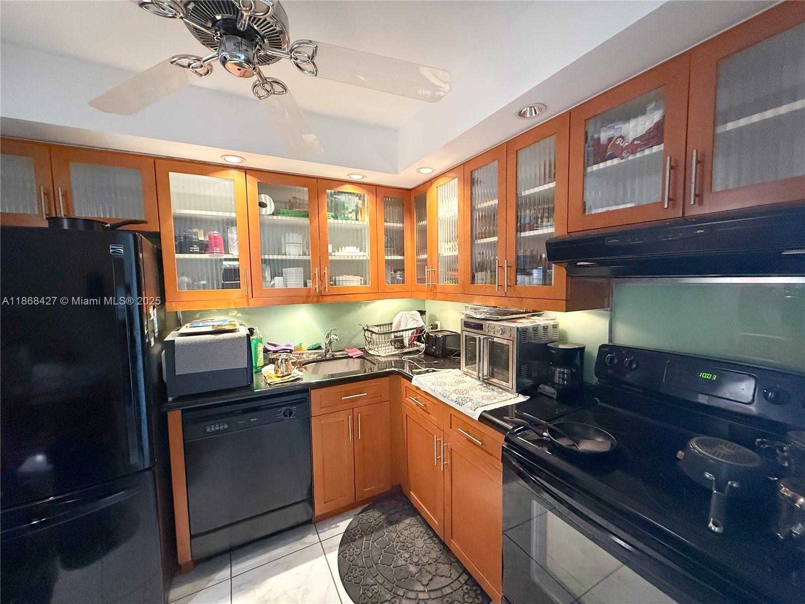 Small Image of 20335 E Country Club Dr, Aventura, FL 33180, USA Number 2