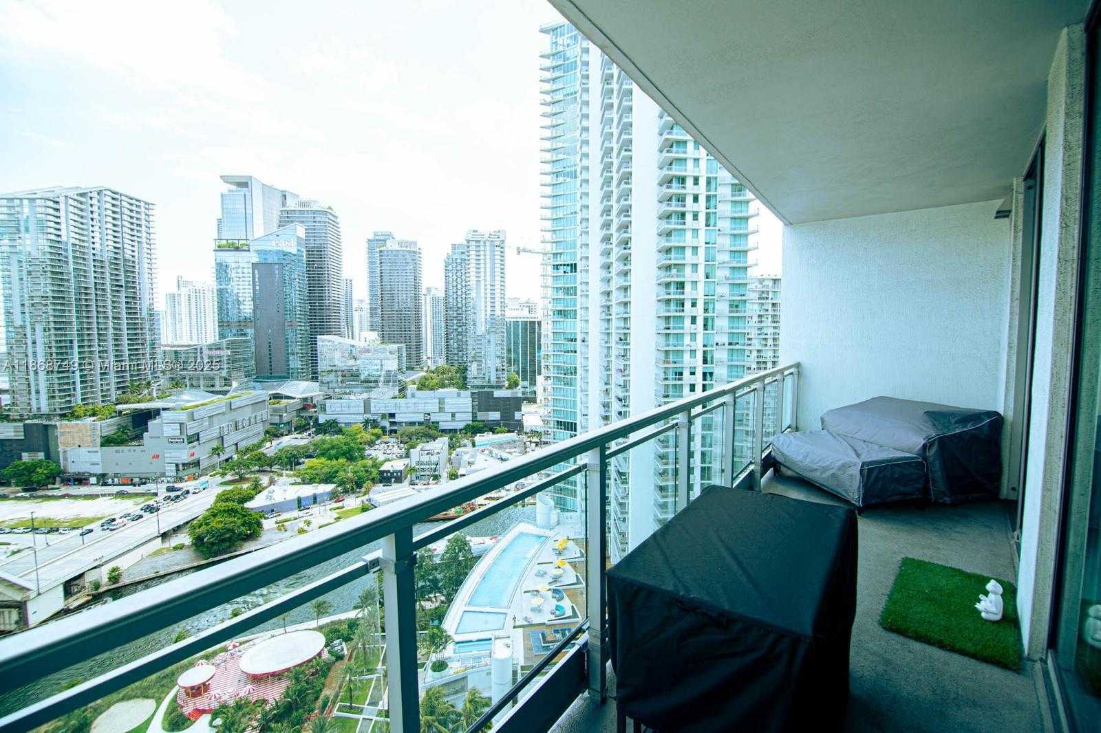 Small Image of 90 NW 3rd St, Miami, FL 33128, USA Number 14