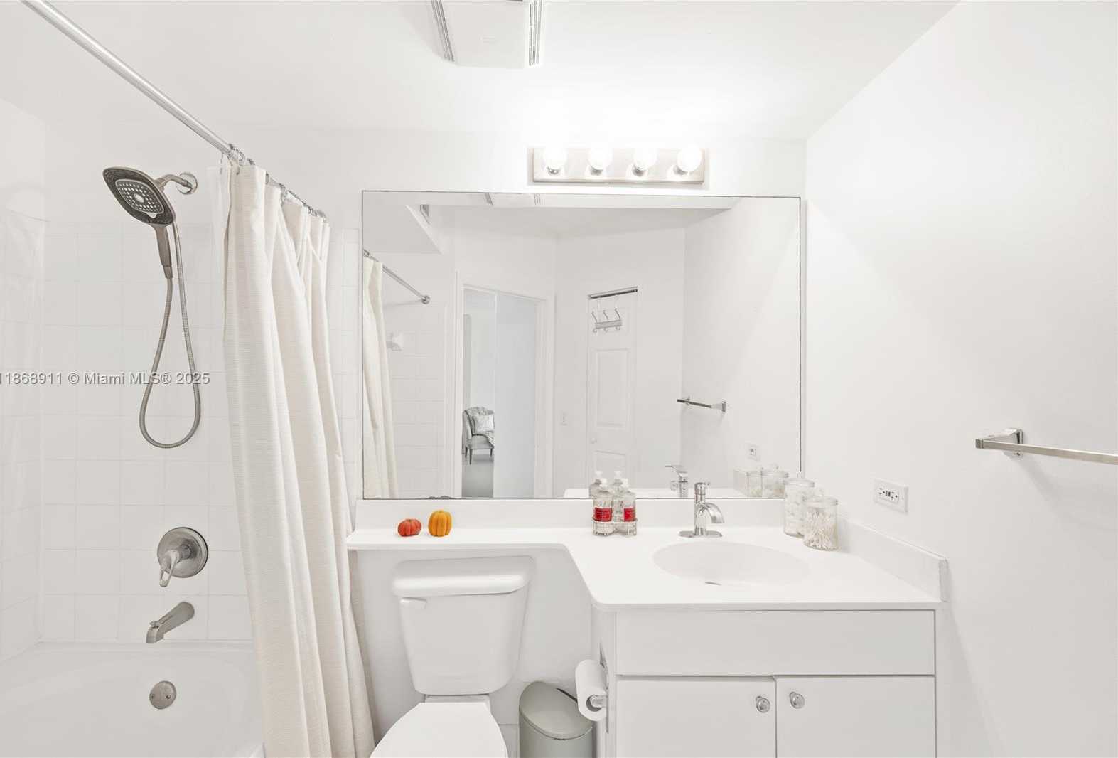 Small Image of 17100 NORTH BAY RD #1810, Sunny Isles Beach Number 24
