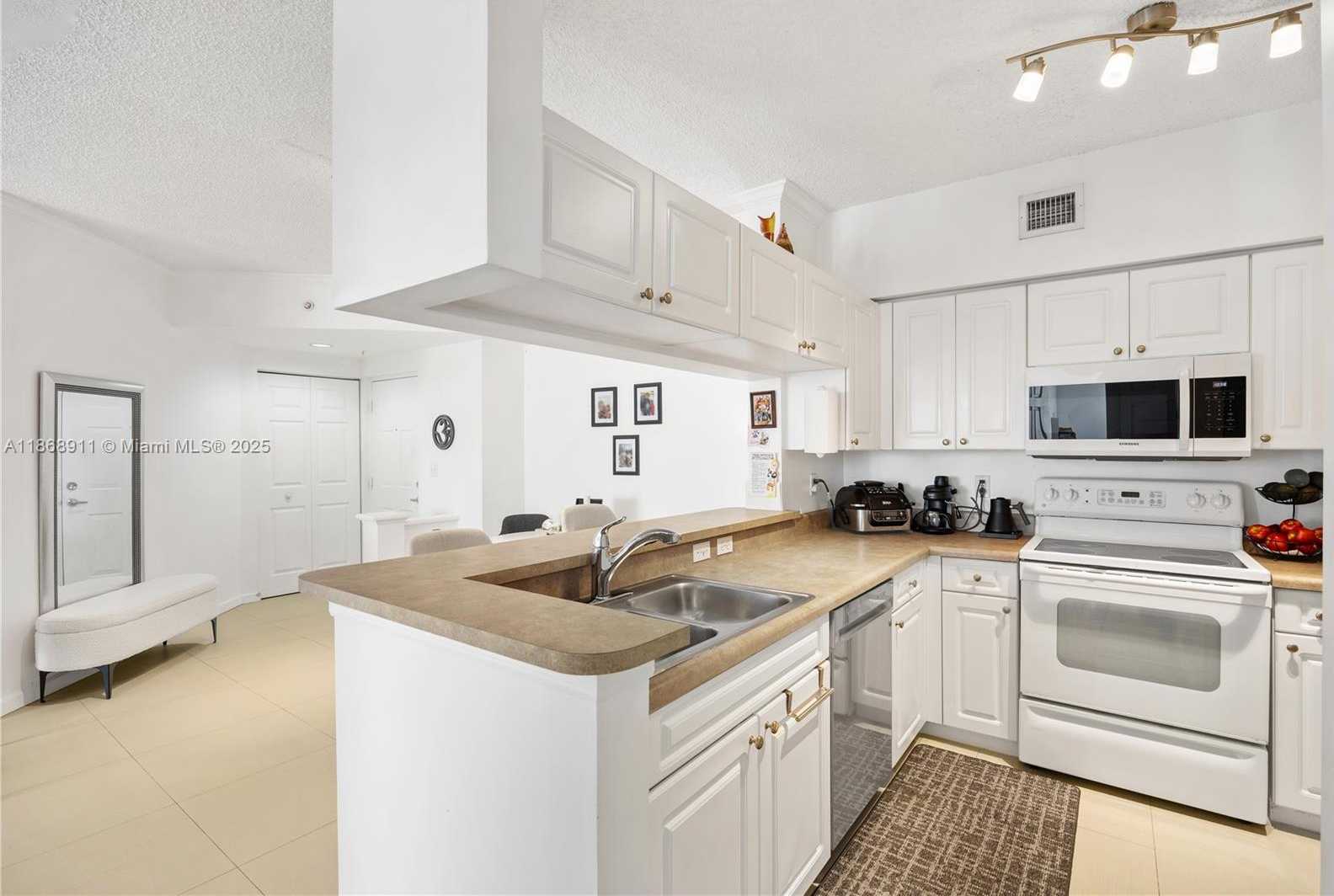 Small Image of 17100 NORTH BAY RD #1810, Sunny Isles Beach Number 7