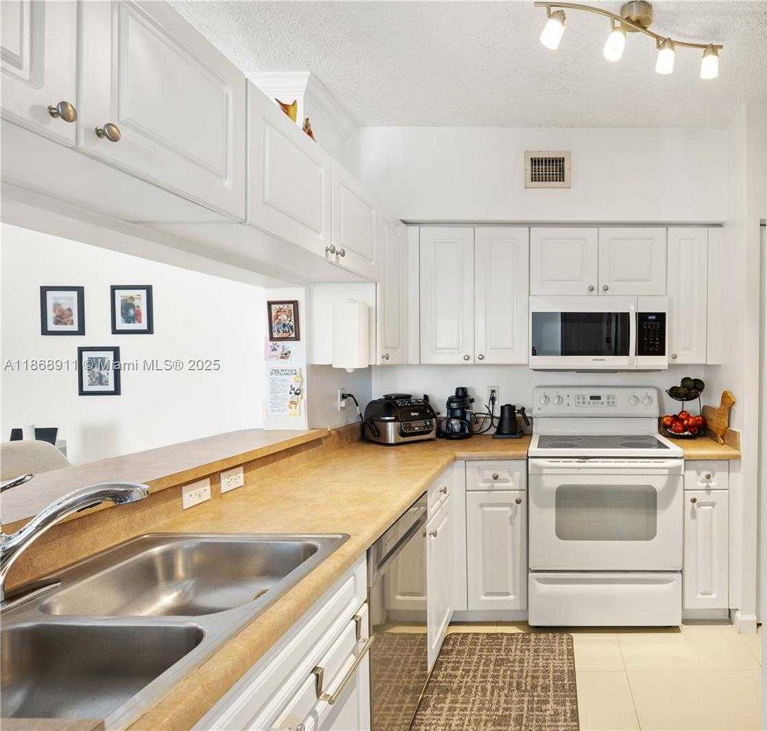 Small Image of 17100 NORTH BAY RD #1810, Sunny Isles Beach Number 8