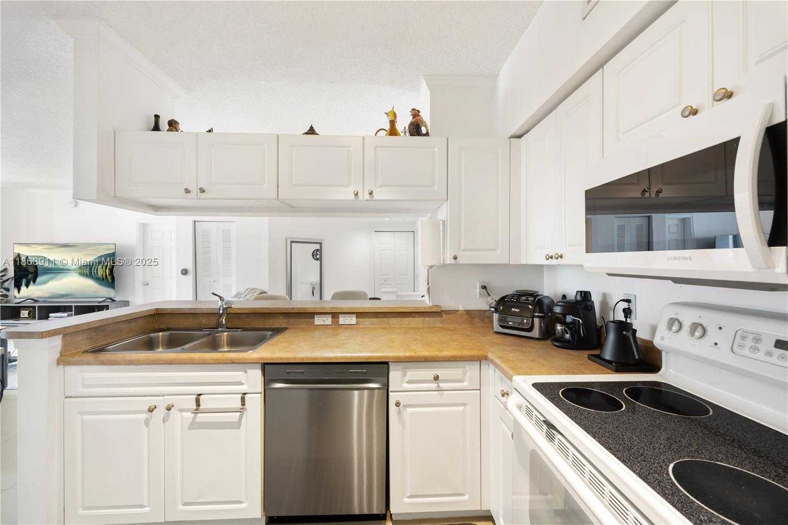 Small Image of 17100 NORTH BAY RD #1810, Sunny Isles Beach Number 9