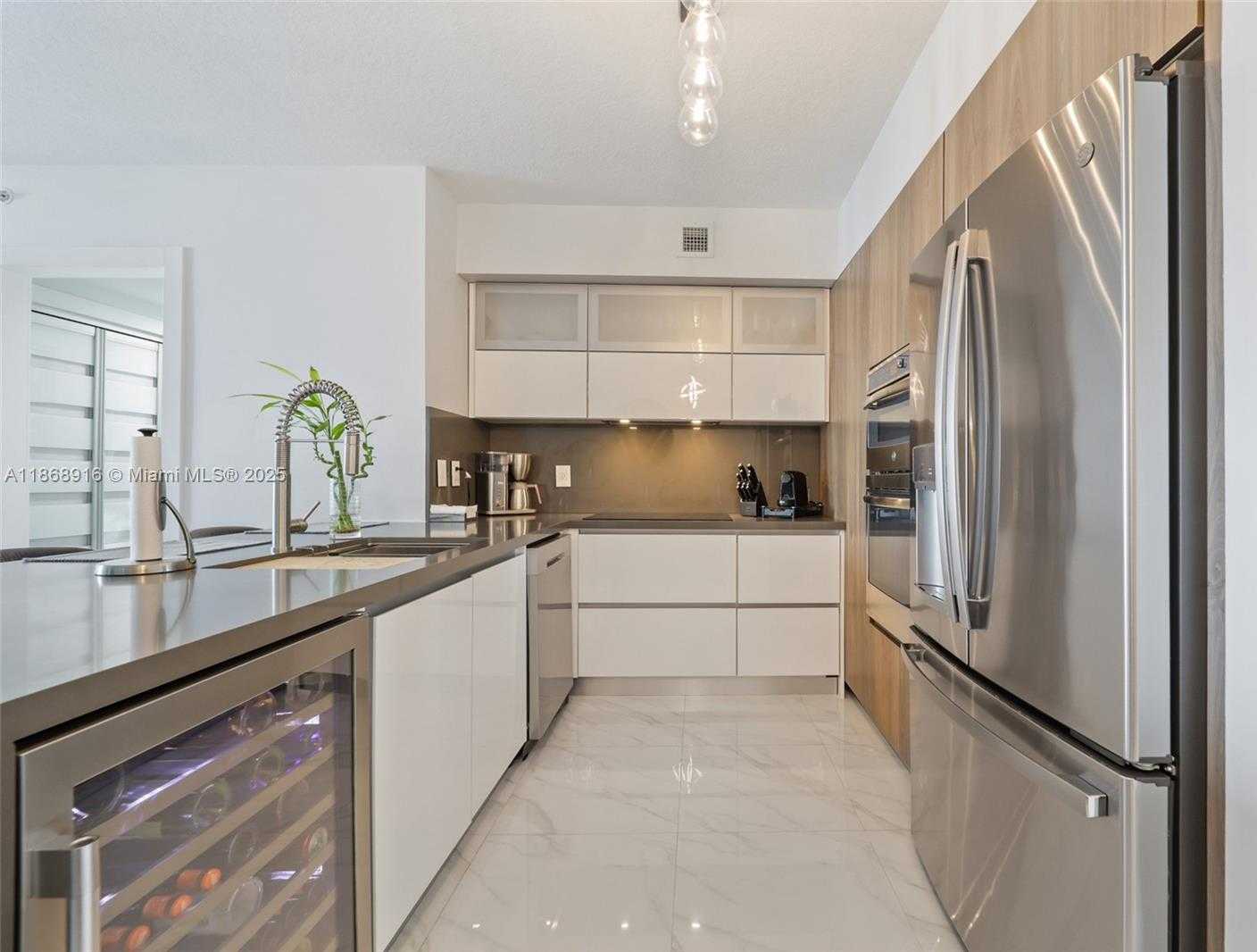 Small Image of 325 SOUTH BISCAYNE BLVD #2515, Miami Number 2