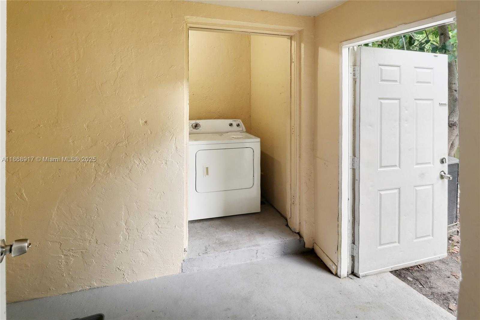 Small Image of 1348 SEAVIEW DR, North Lauderdale Number 21