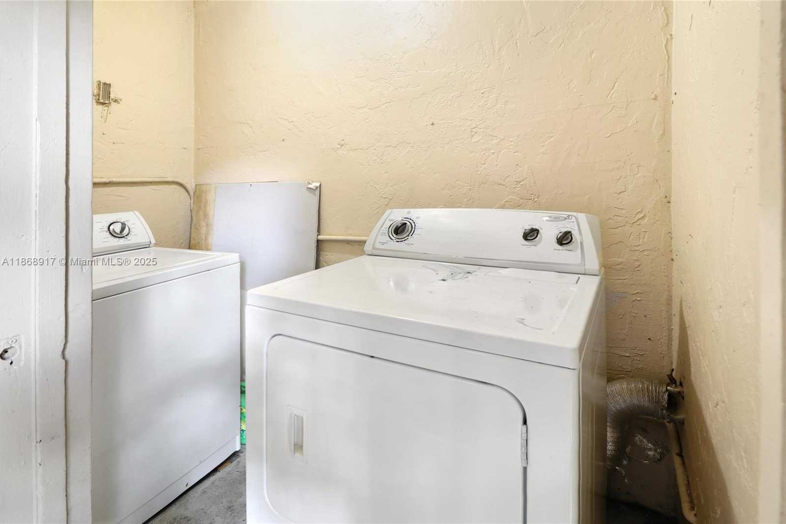 Small Image of 1348 SEAVIEW DR, North Lauderdale Number 22