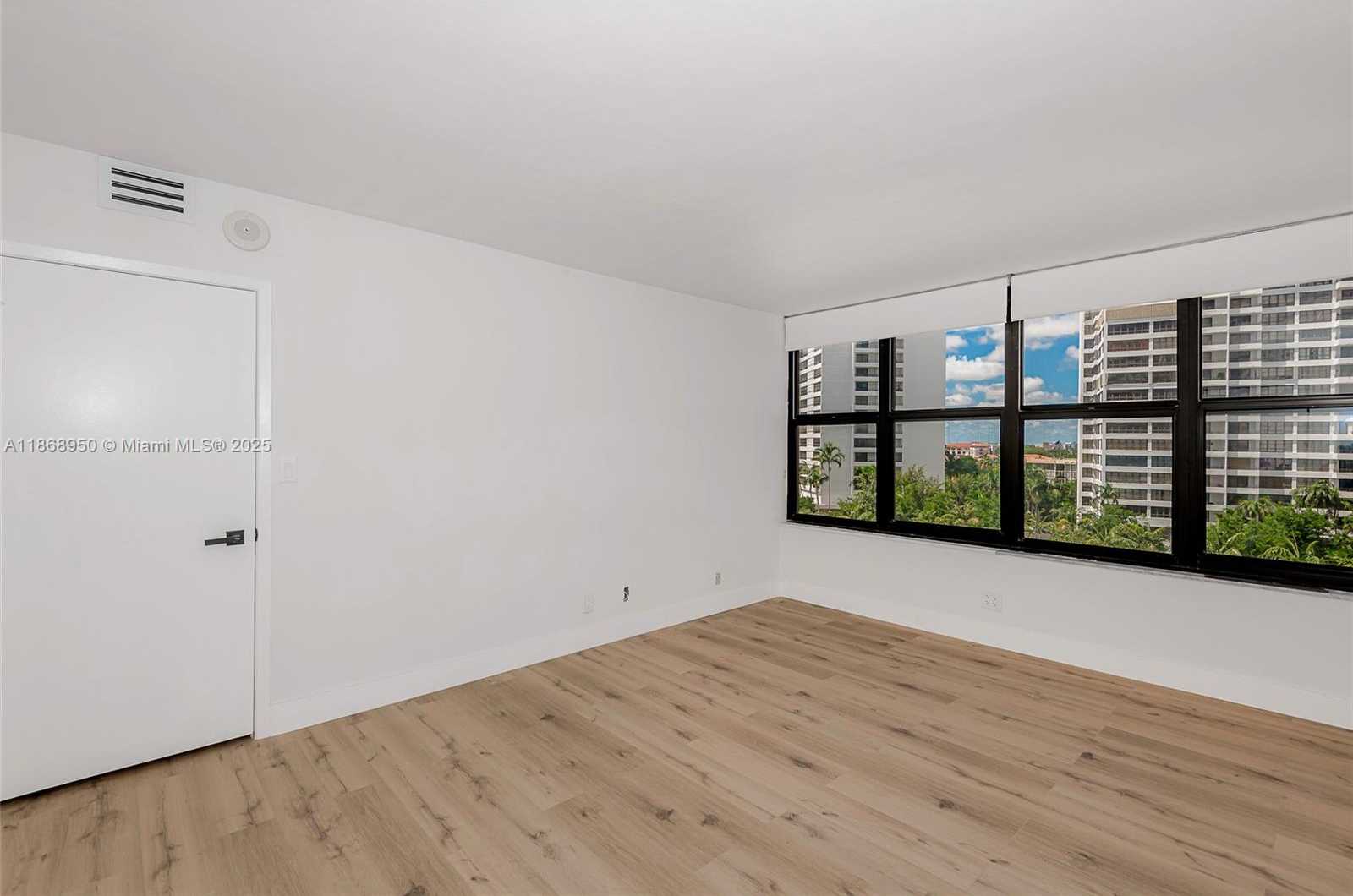 Small Image of 2500 PARKVIEW DR #821, Hallandale Beach Number 16