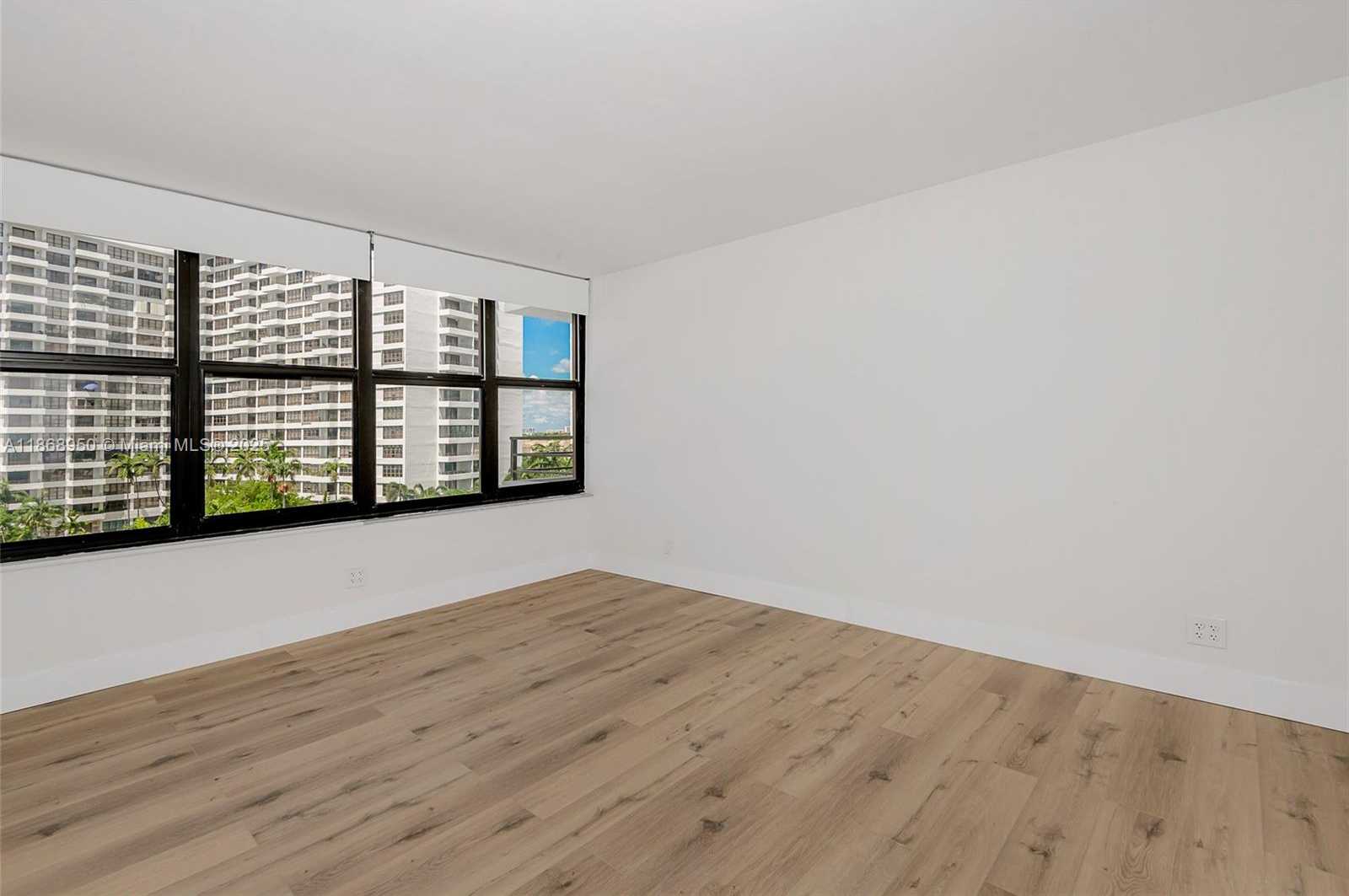 Small Image of 2500 PARKVIEW DR #821, Hallandale Beach Number 17