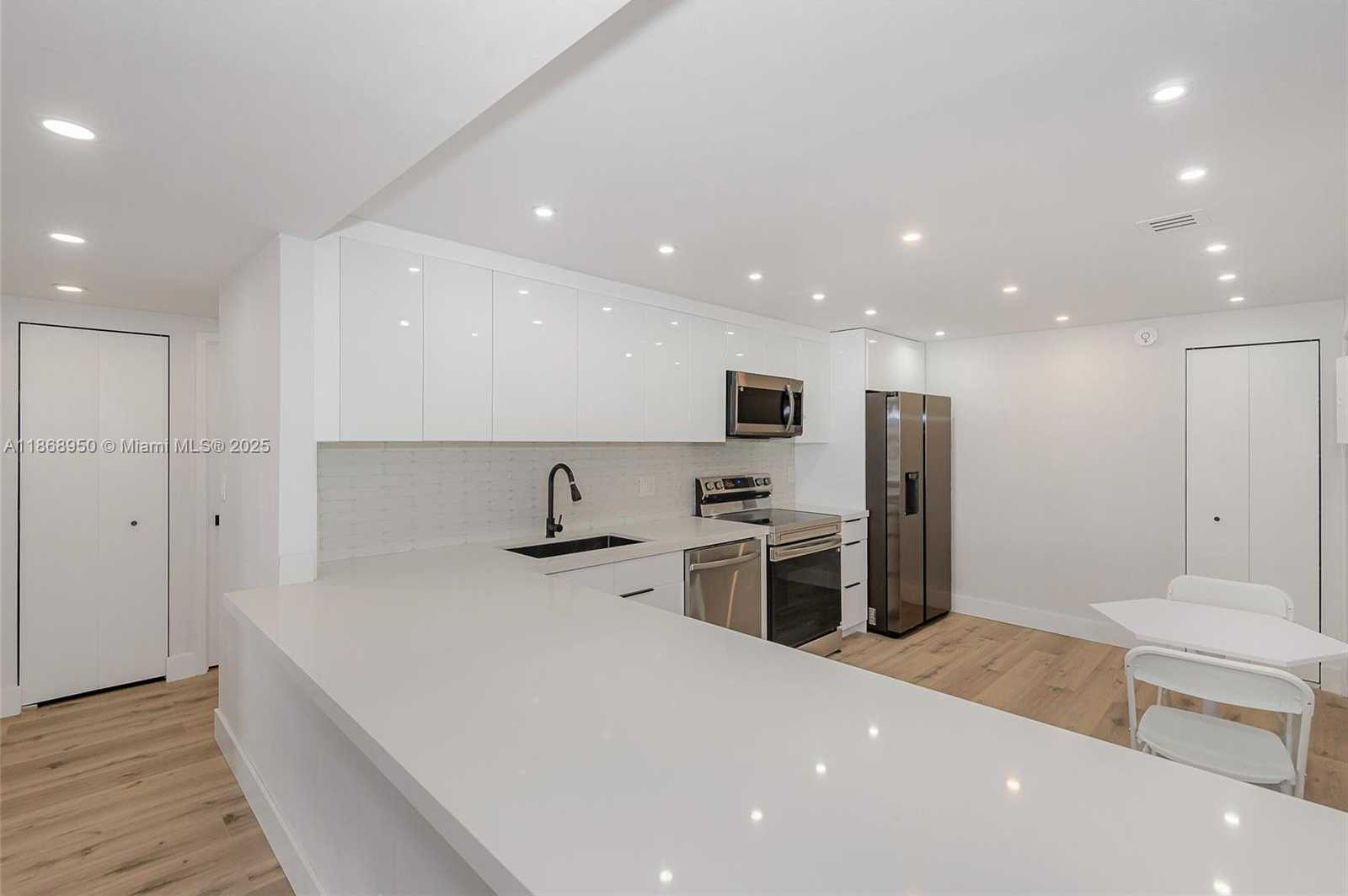 Small Image of 2500 PARKVIEW DR #821, Hallandale Beach Number 26