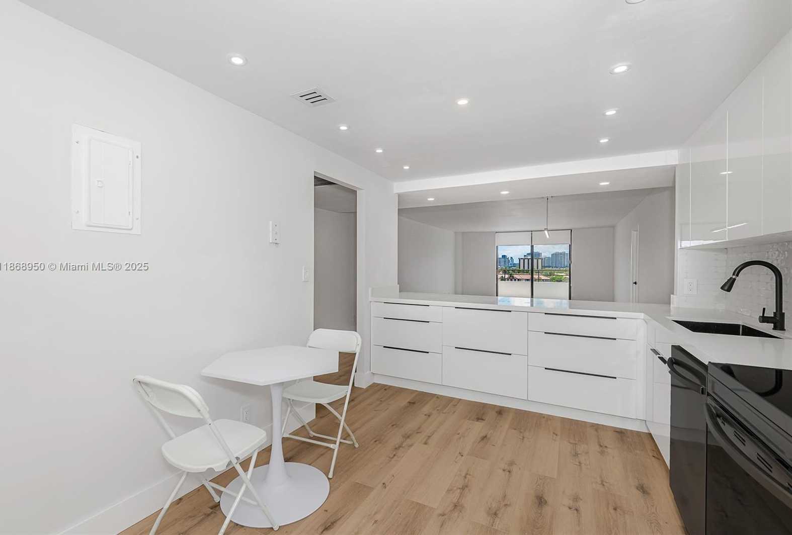 Small Image of 2500 PARKVIEW DR #821, Hallandale Beach Number 28