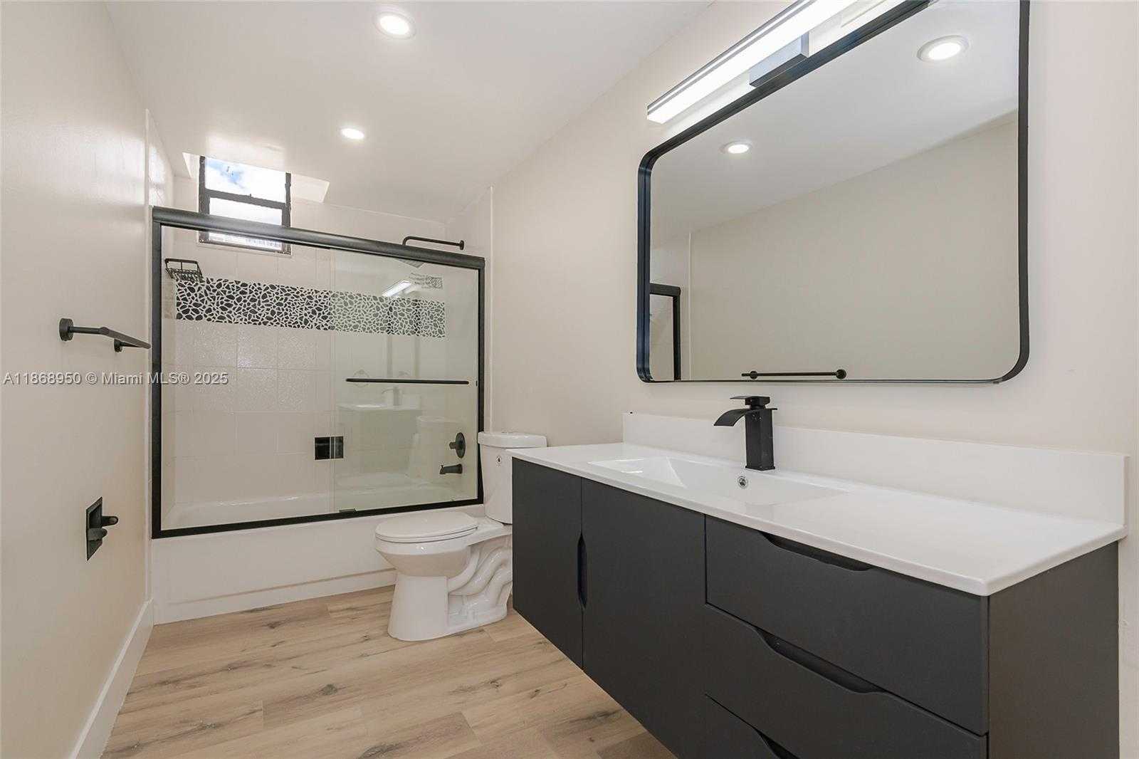 Small Image of 2500 PARKVIEW DR #821, Hallandale Beach Number 9