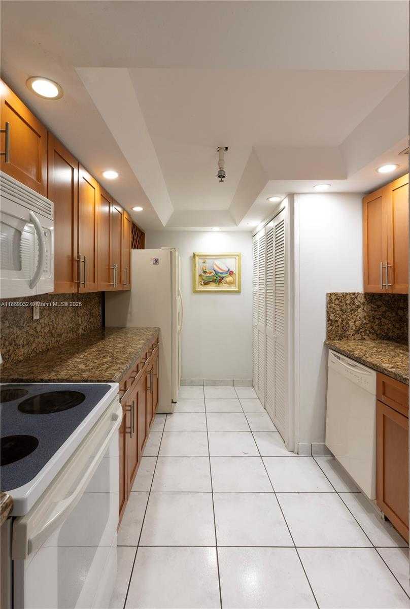 Small Image of 3200 COLLINS AVE #12-8, Miami Beach Number 4