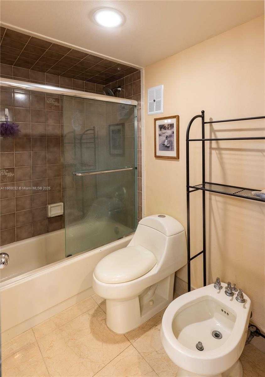 Small Image of 3200 COLLINS AVE #12-8, Miami Beach Number 7