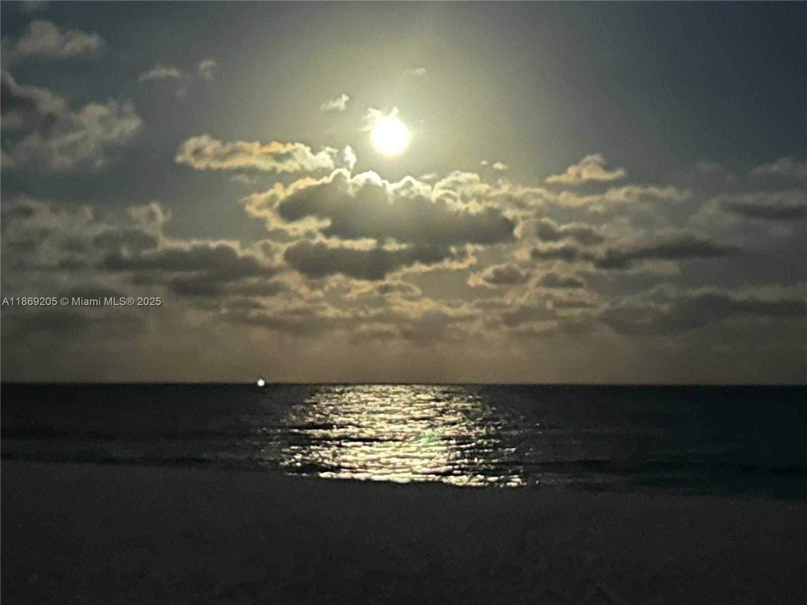 Small Image of 2555 COLLINS AVE #607, Miami Beach Number 38