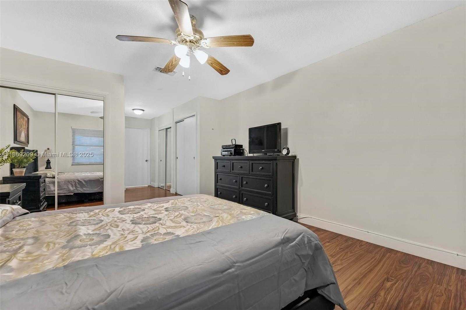 Small Image of 137 ESSEX RD #3-28, Hollywood Number 10