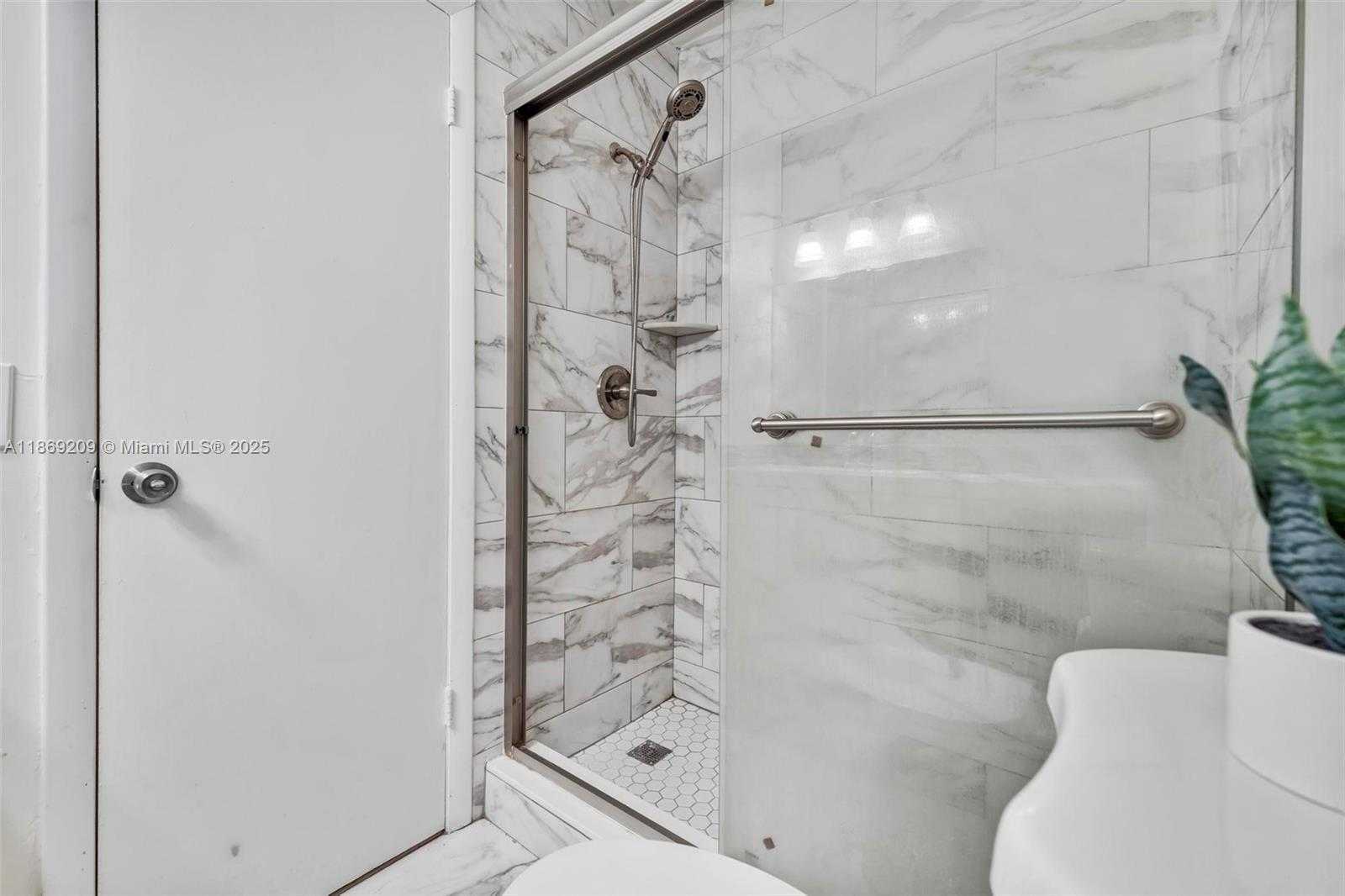 Small Image of 137 ESSEX RD #3-28, Hollywood Number 13