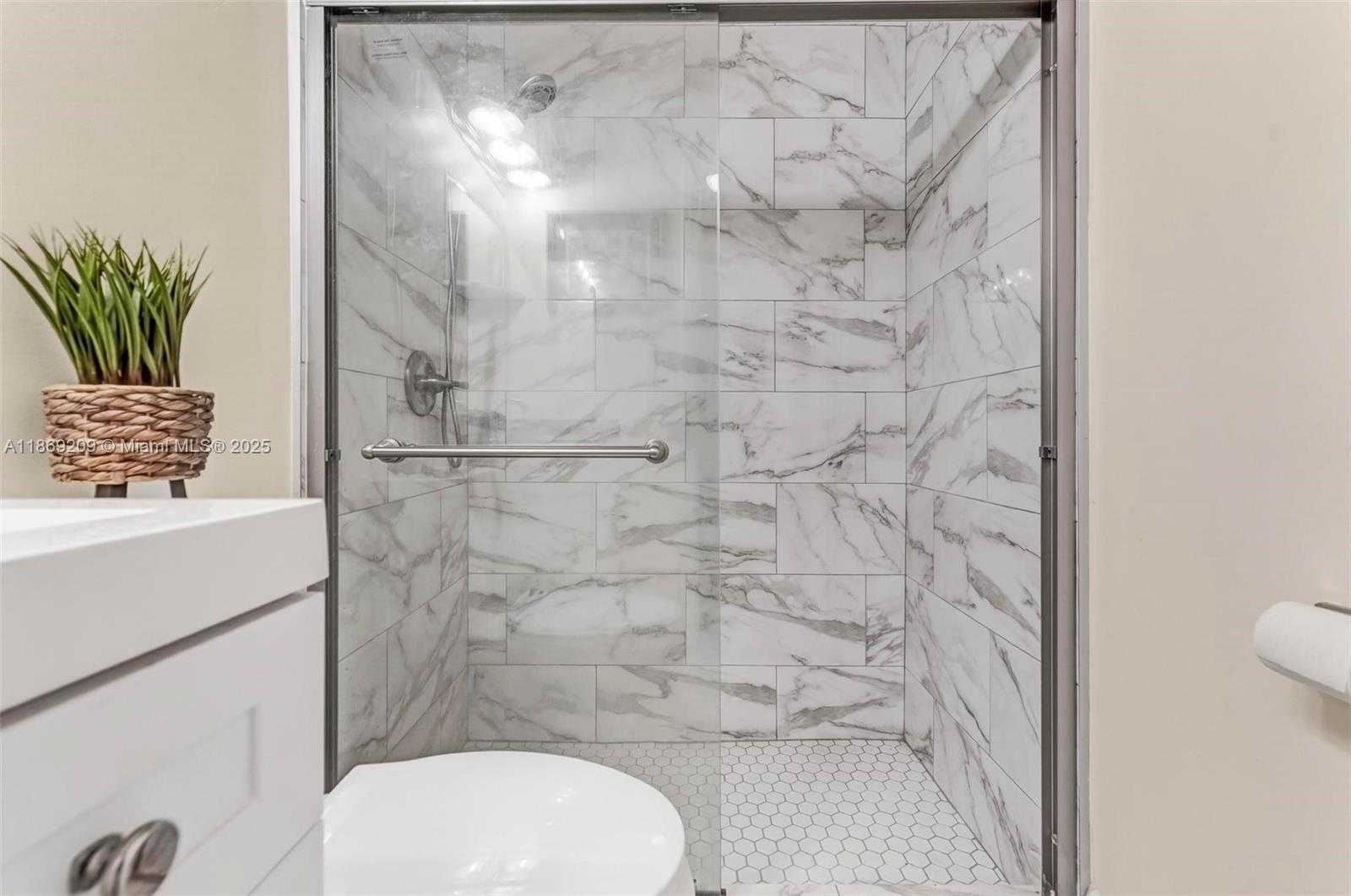 Small Image of 137 ESSEX RD #3-28, Hollywood Number 14