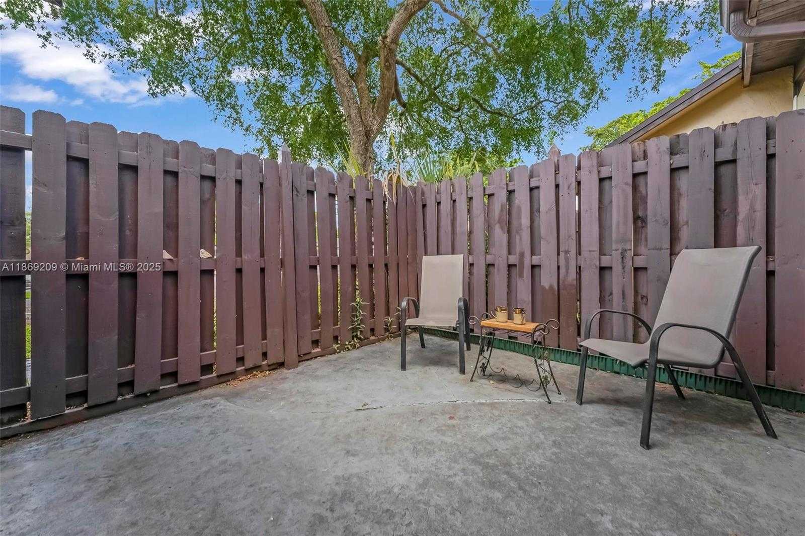 Small Image of 137 ESSEX RD #3-28, Hollywood Number 17