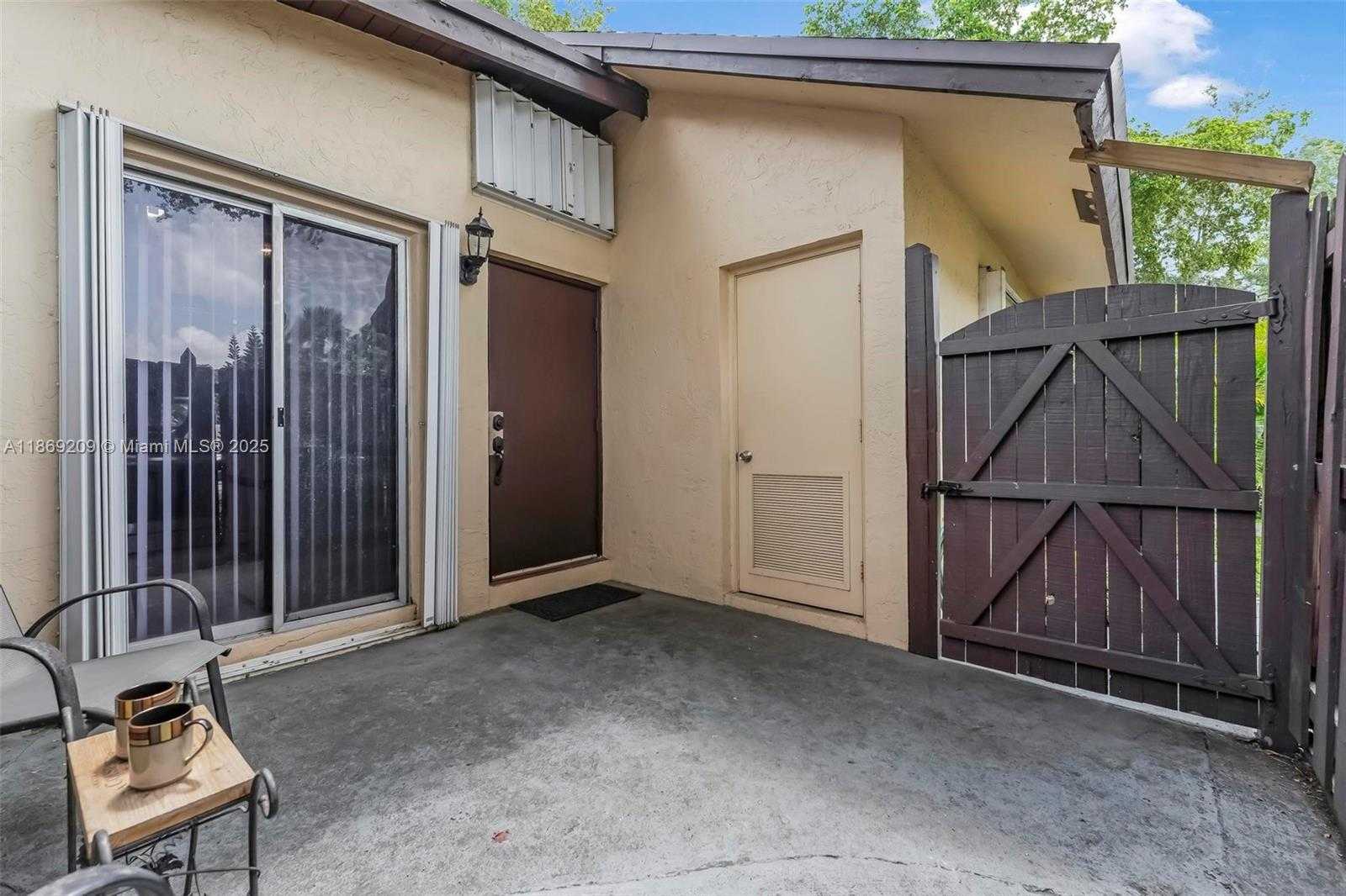 Small Image of 137 ESSEX RD #3-28, Hollywood Number 2