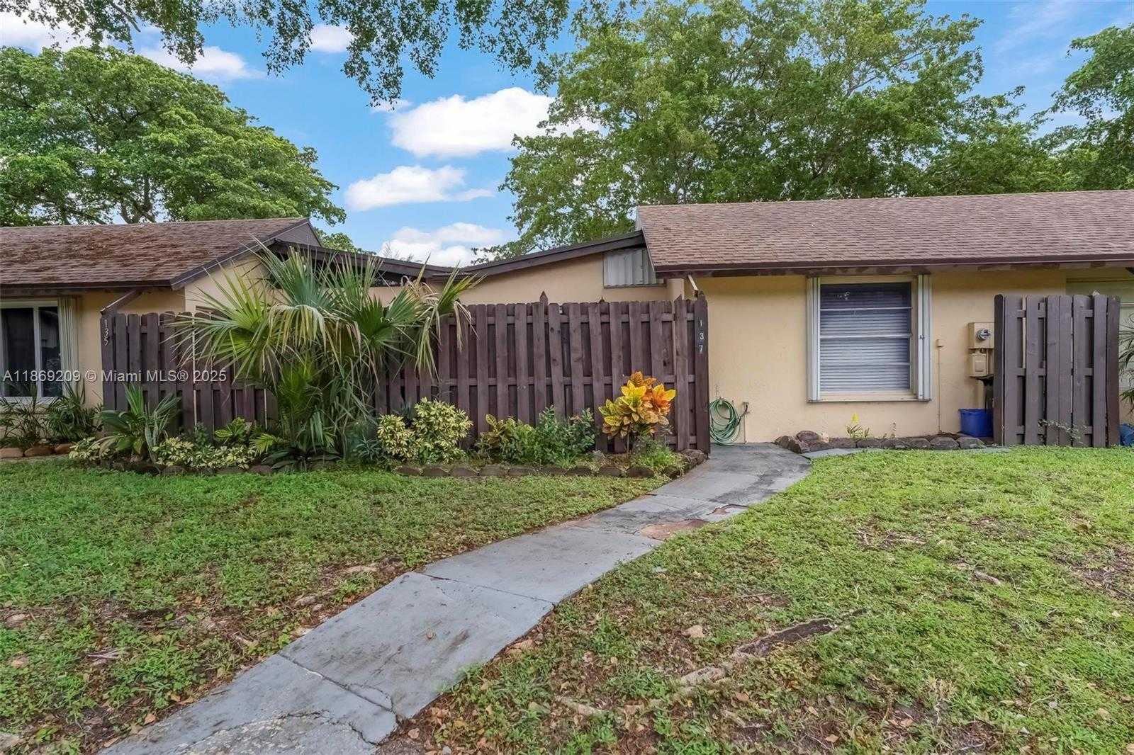 Small Image of 137 ESSEX RD #3-28, Hollywood Number 27
