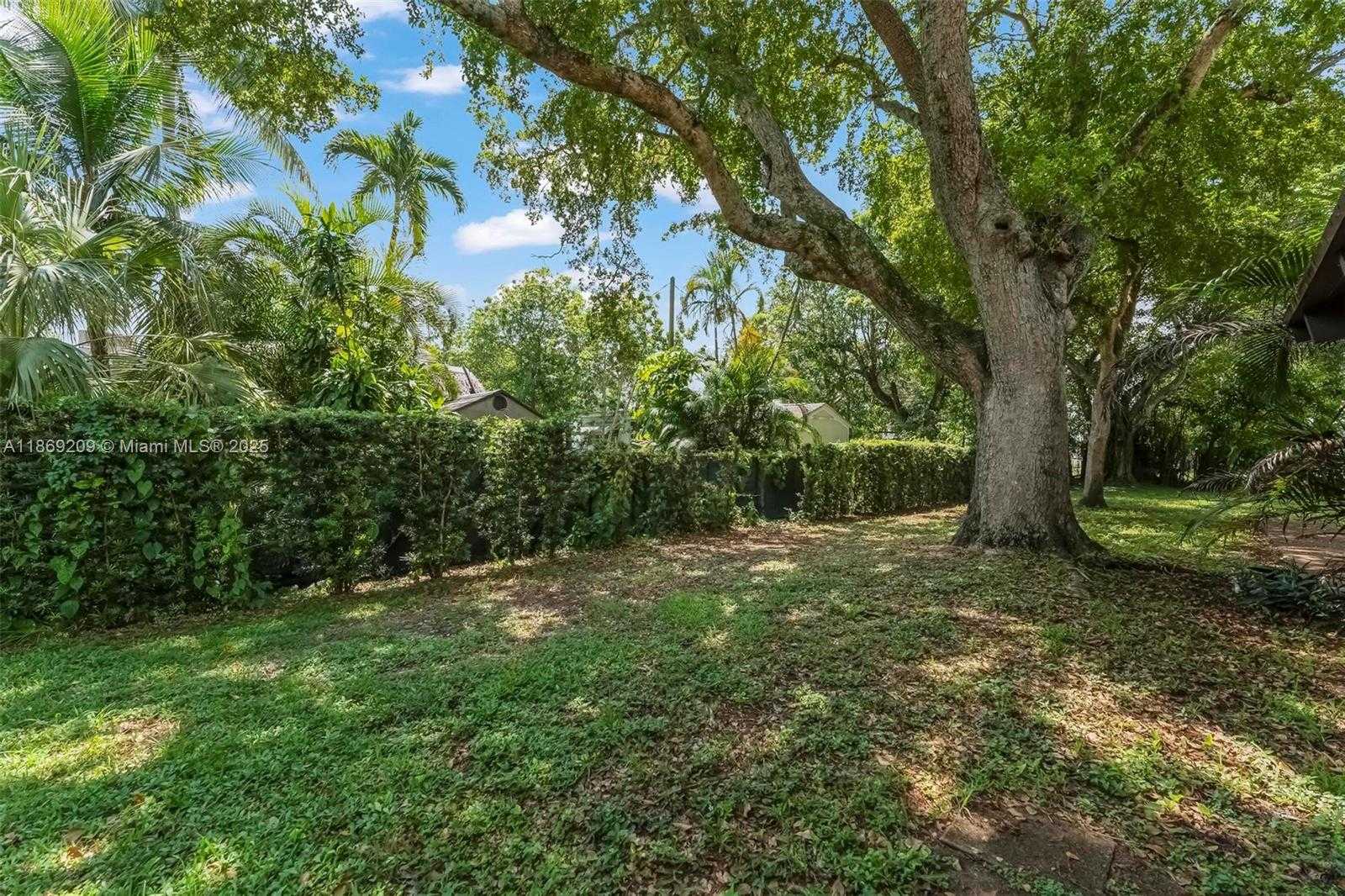 Small Image of 137 ESSEX RD #3-28, Hollywood Number 28