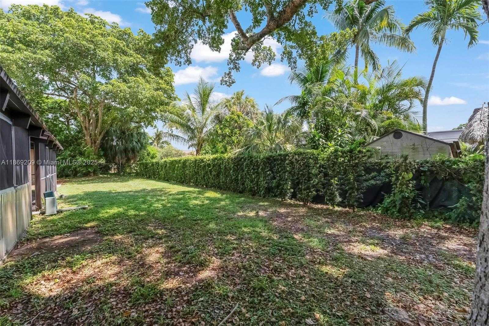 Small Image of 137 ESSEX RD #3-28, Hollywood Number 29