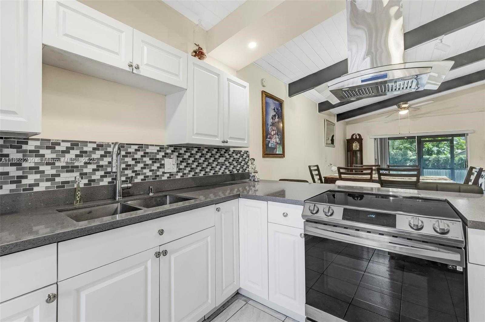 Small Image of 137 ESSEX RD #3-28, Hollywood Number 4