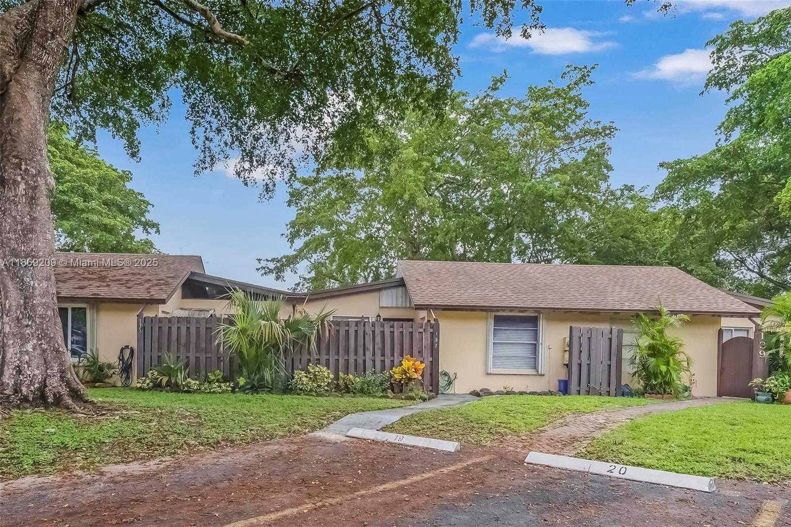 Small Image of 137 ESSEX RD #3-28, Hollywood Number 41