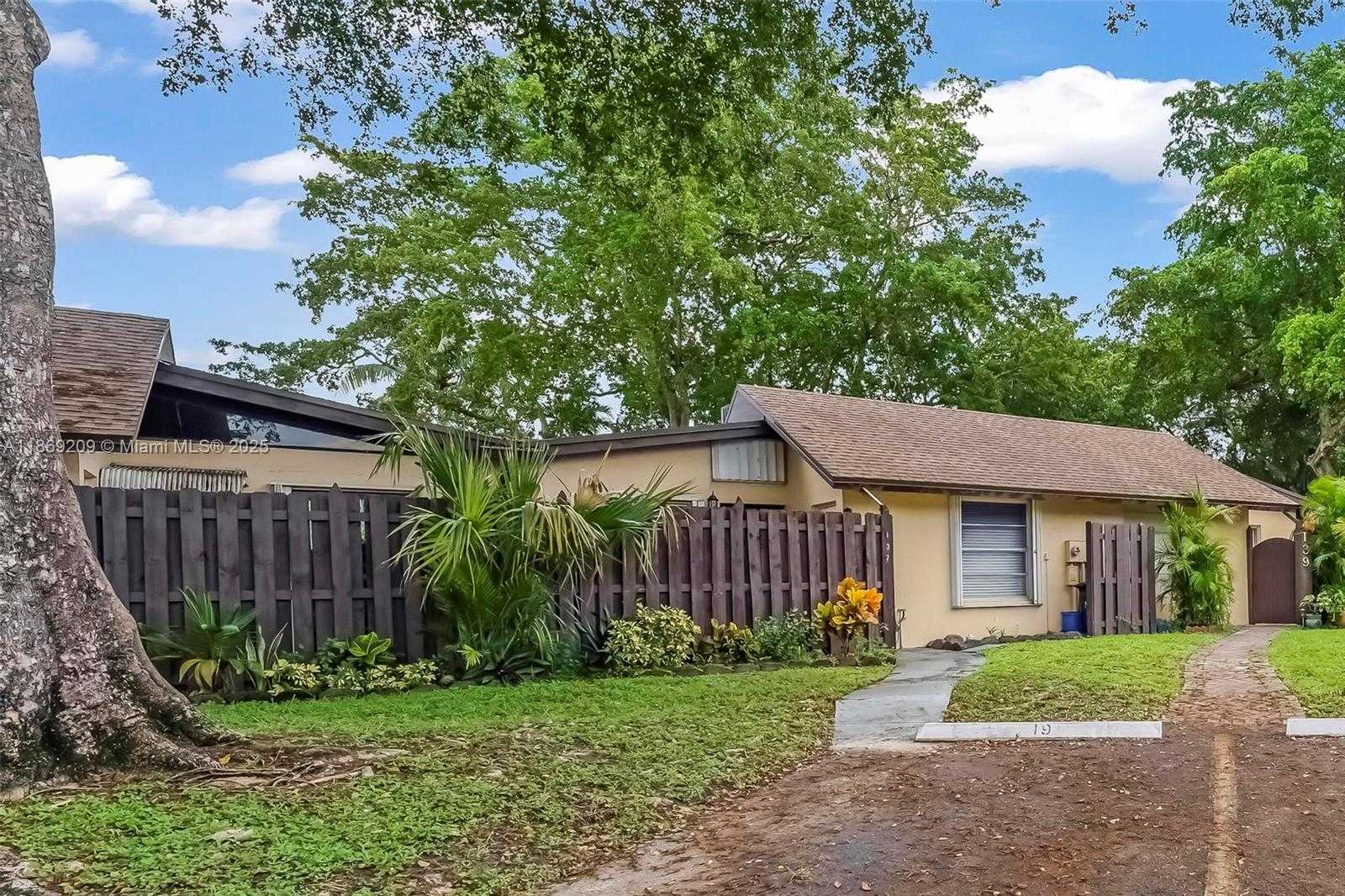 Small Image of 137 ESSEX RD #3-28, Hollywood Number 42
