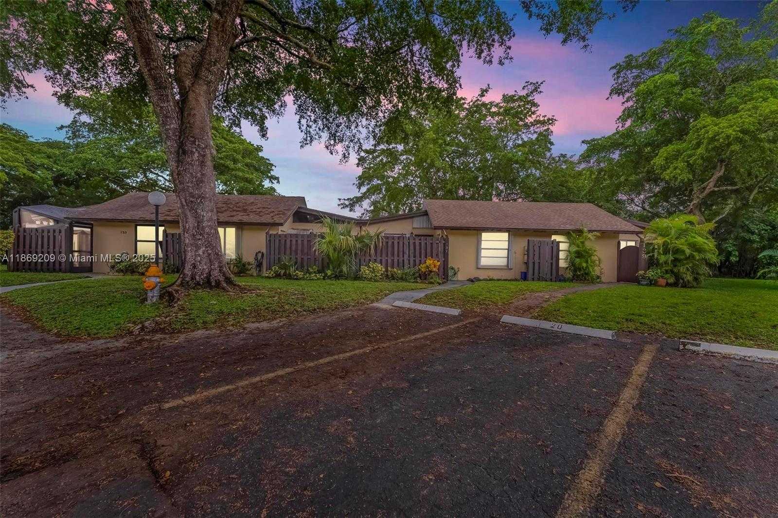 Small Image of 137 ESSEX RD #3-28, Hollywood Number 45