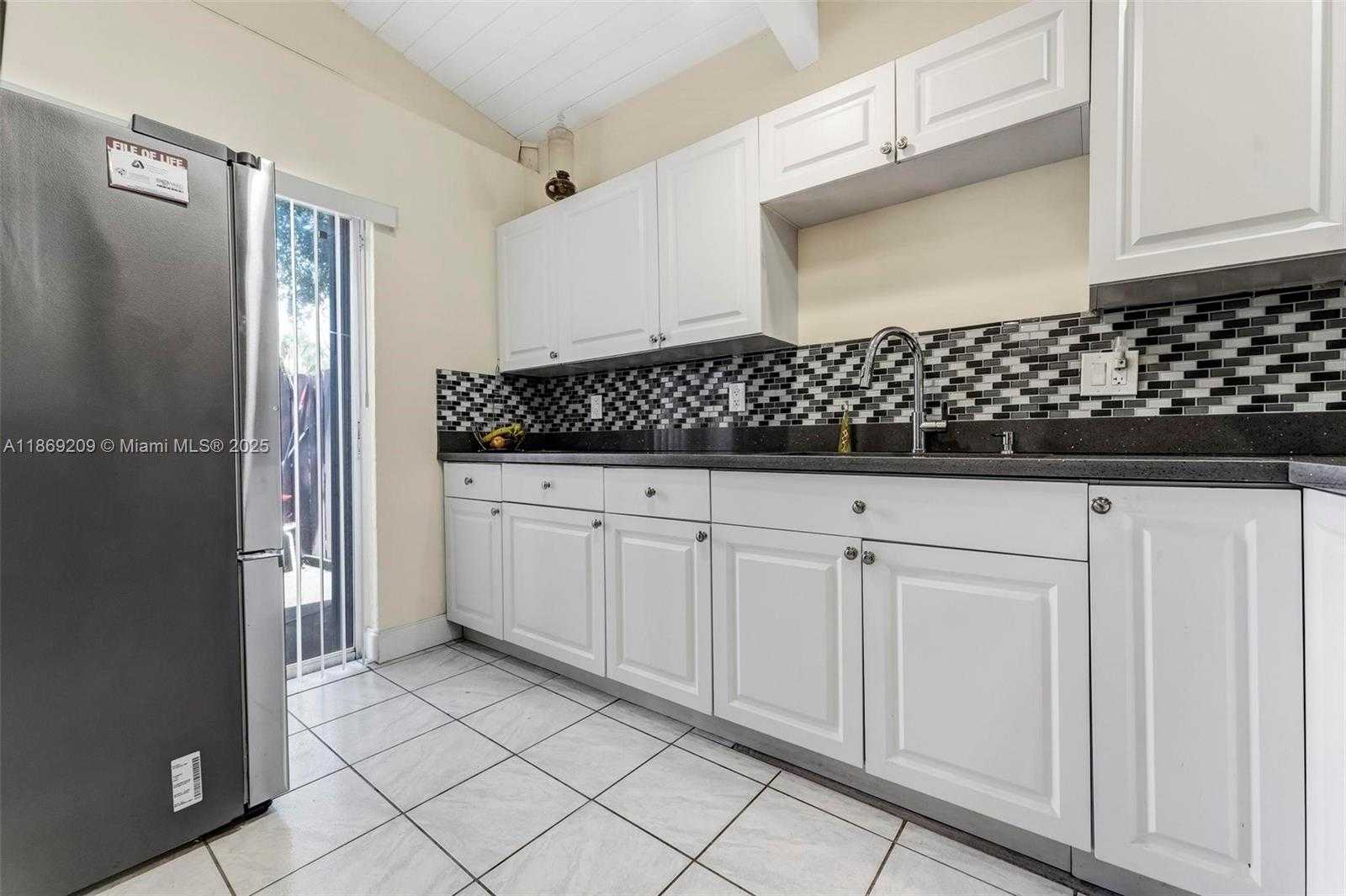 Small Image of 137 ESSEX RD #3-28, Hollywood Number 5