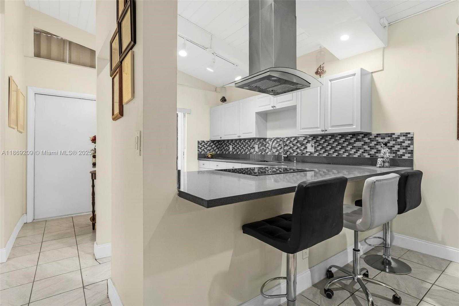 Small Image of 137 ESSEX RD #3-28, Hollywood Number 6