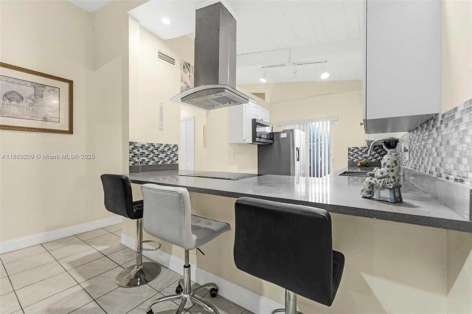 Small Image of 137 ESSEX RD #3-28, Hollywood Number 7