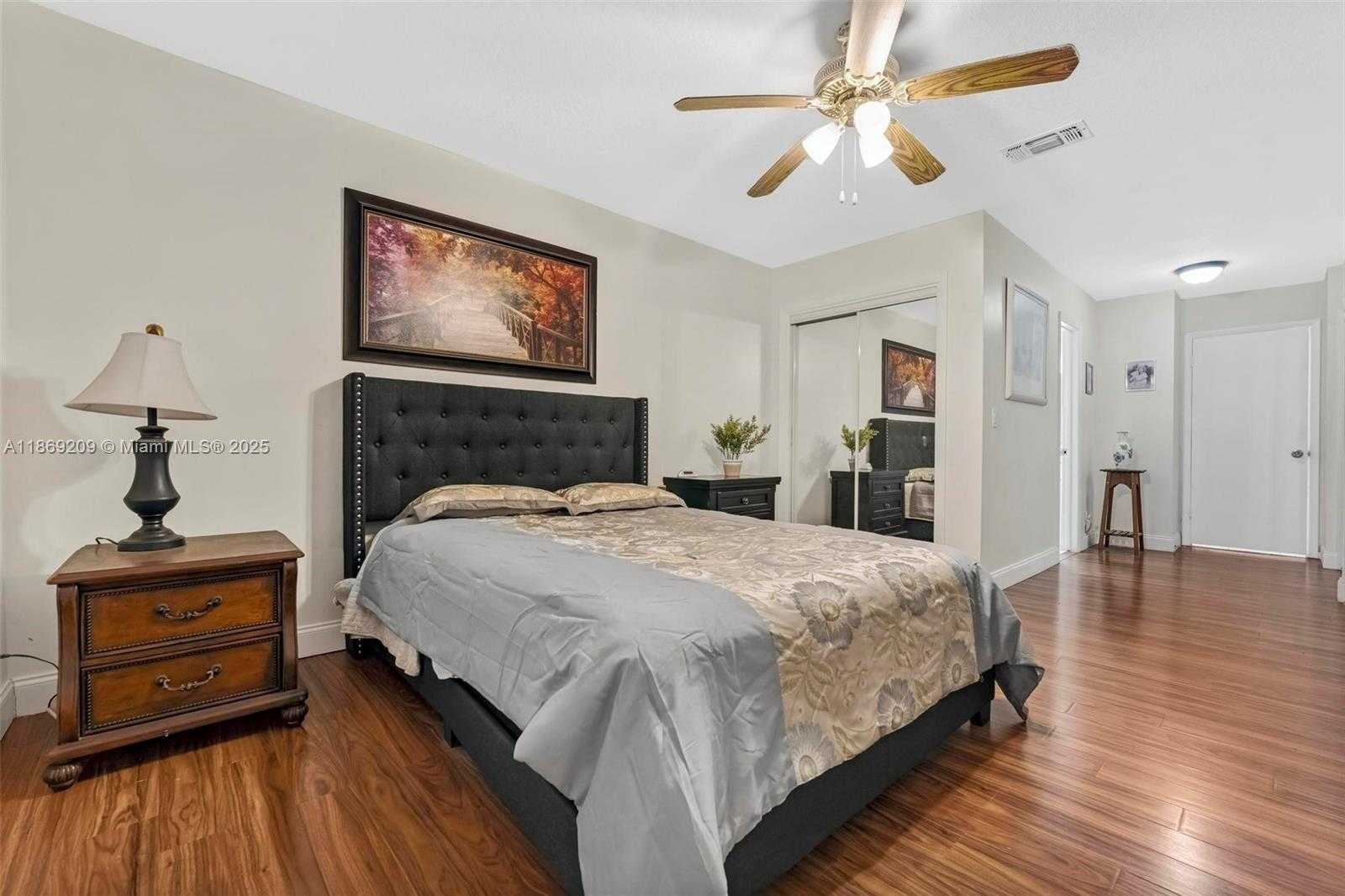 Small Image of 137 ESSEX RD #3-28, Hollywood Number 9