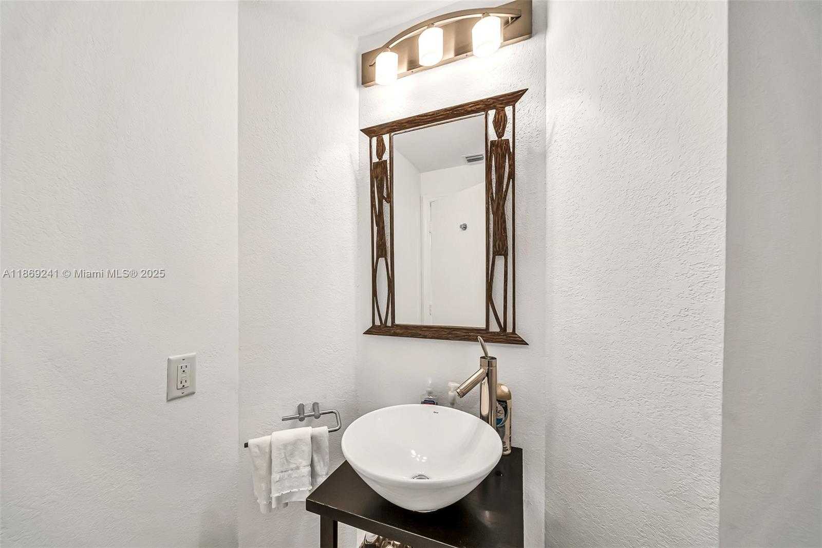 Small Image of 21050 POINT PL #401, Aventura Number 50