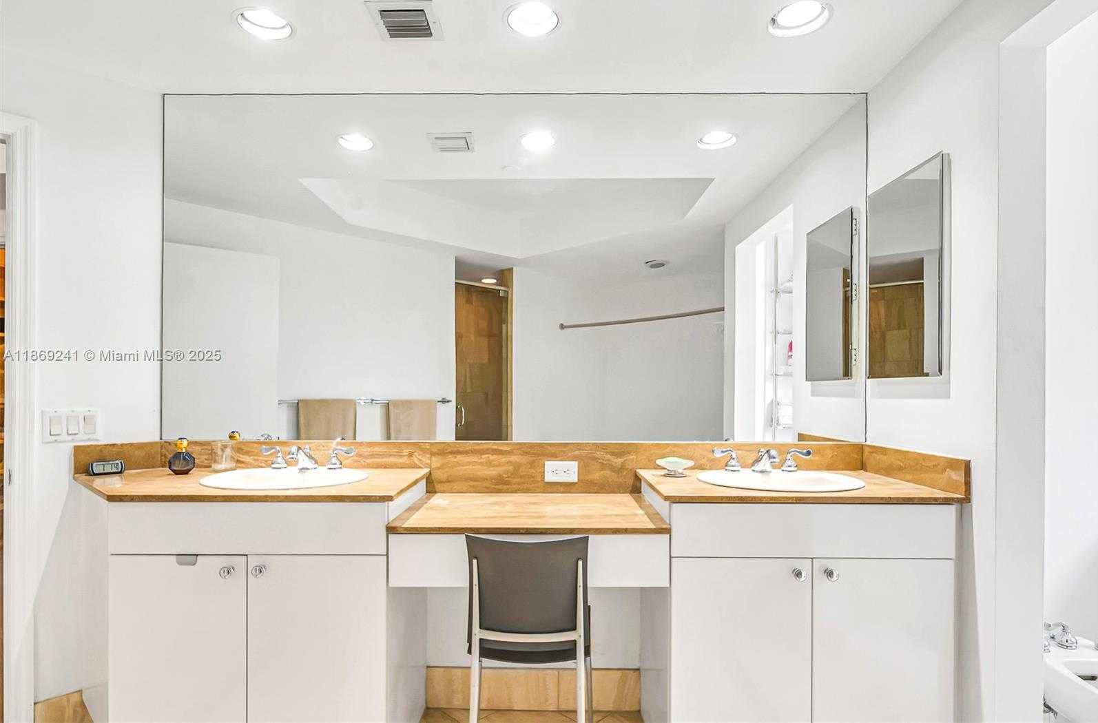 Small Image of 21050 POINT PL #401, Aventura Number 51