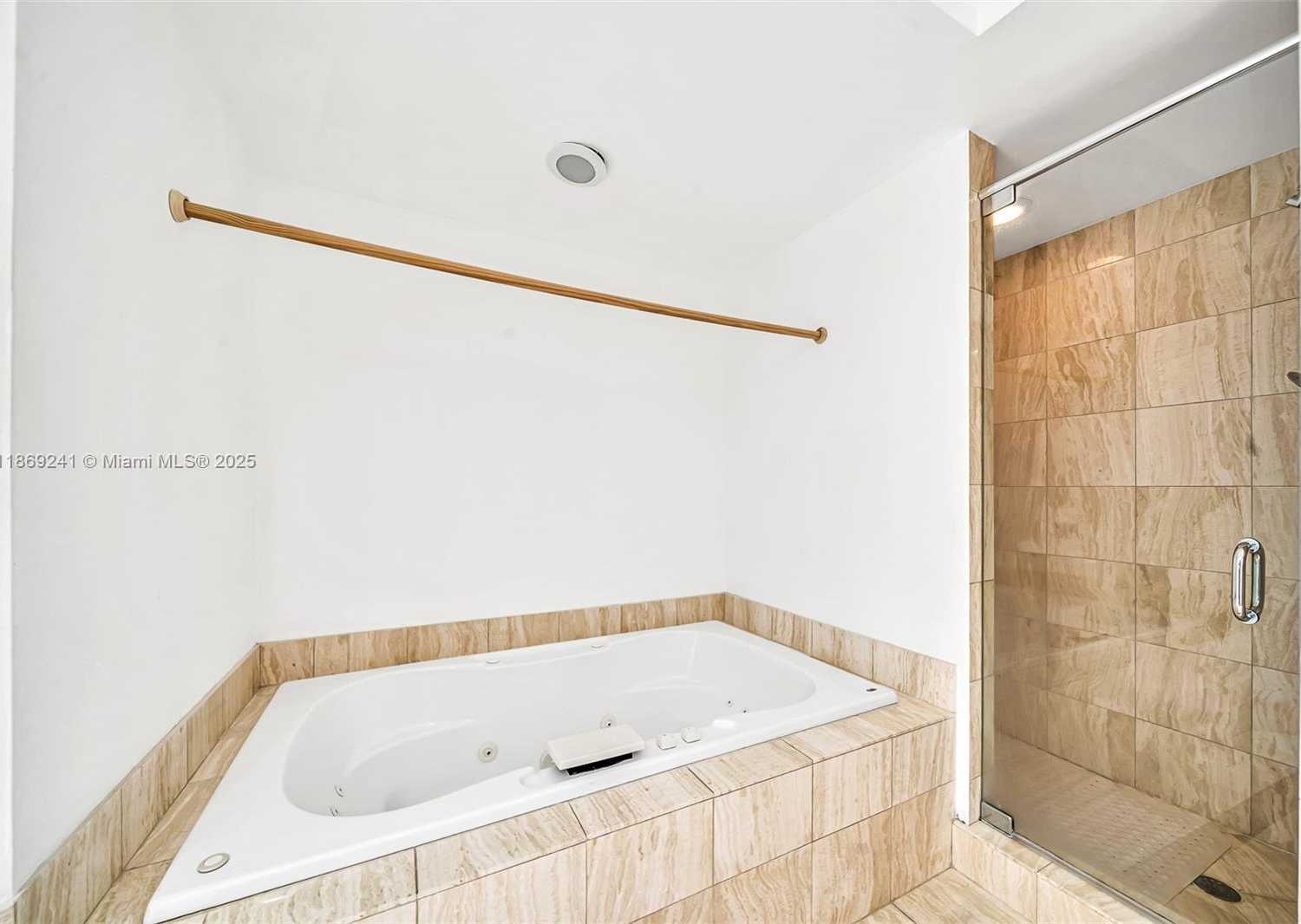 Small Image of 21050 POINT PL #401, Aventura Number 58