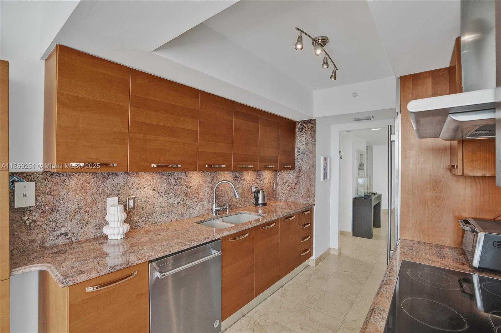 Small Image of 21205 YACHT CLUB DR #3103, Aventura Number 13