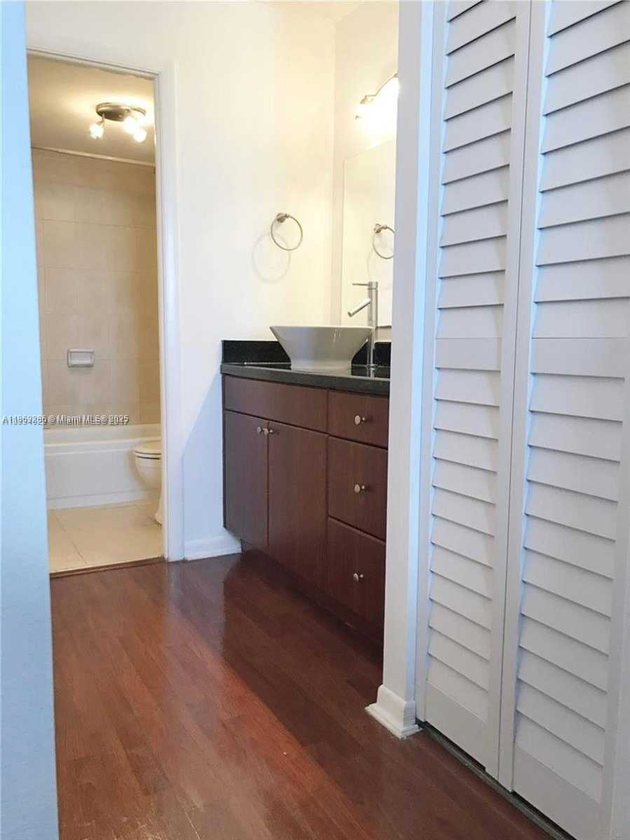 Small Image of 6900 BAY DR #7F, Miami Beach Number 10