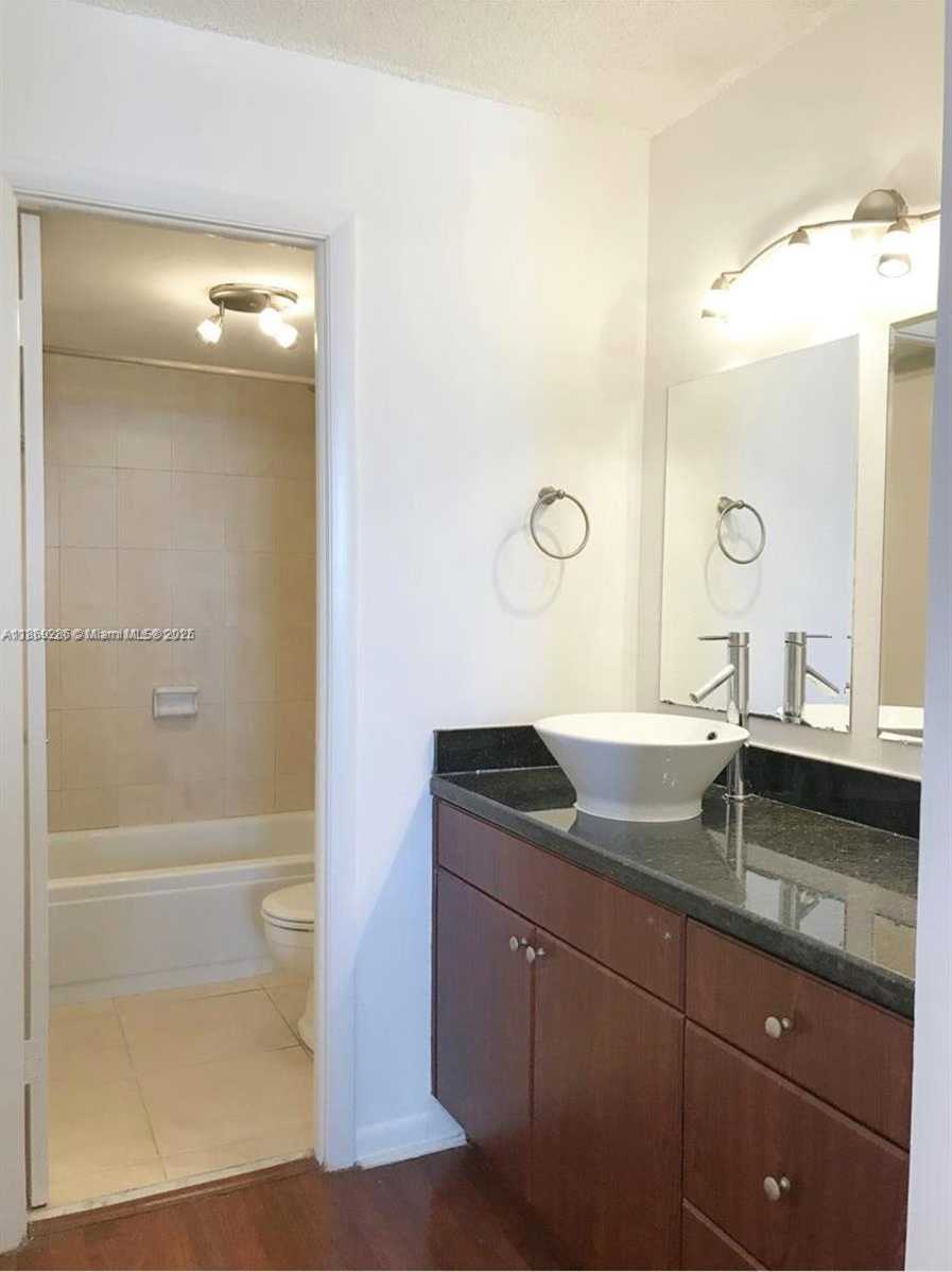 Small Image of 6900 BAY DR #7F, Miami Beach Number 9