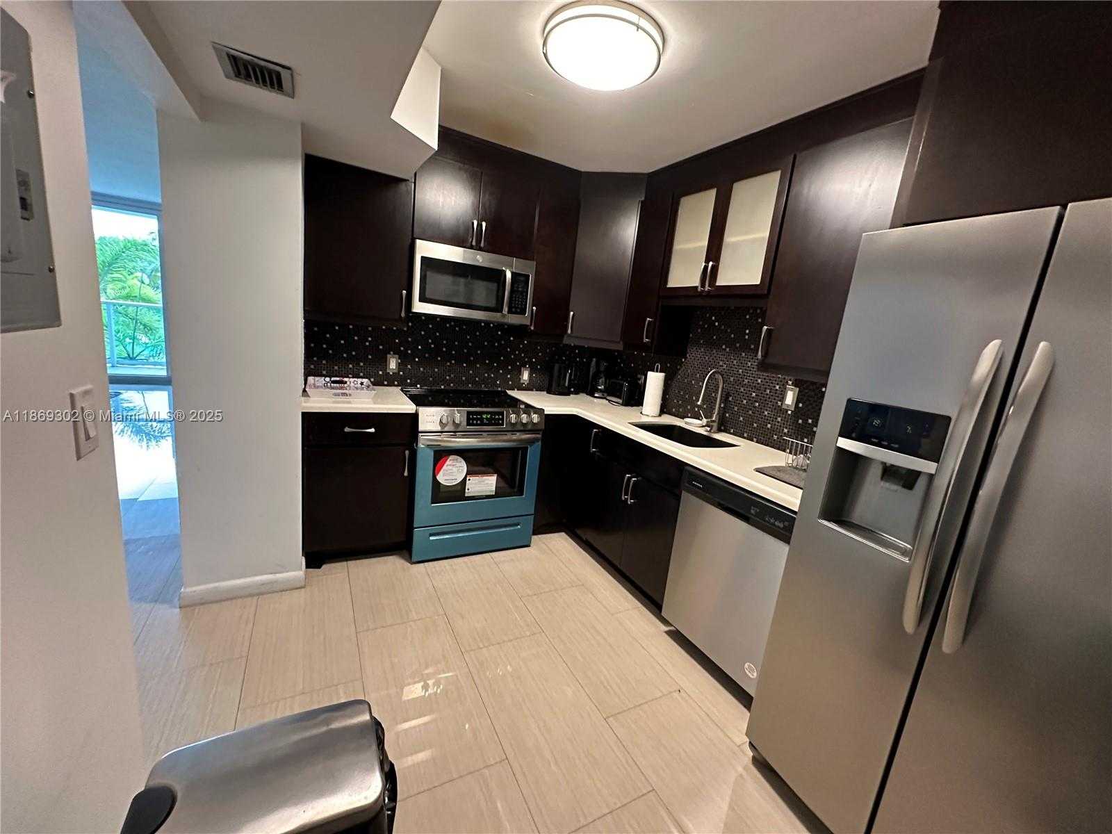 Small Image of 100 BAYVIEW DR #221, Sunny Isles Beach Number 15