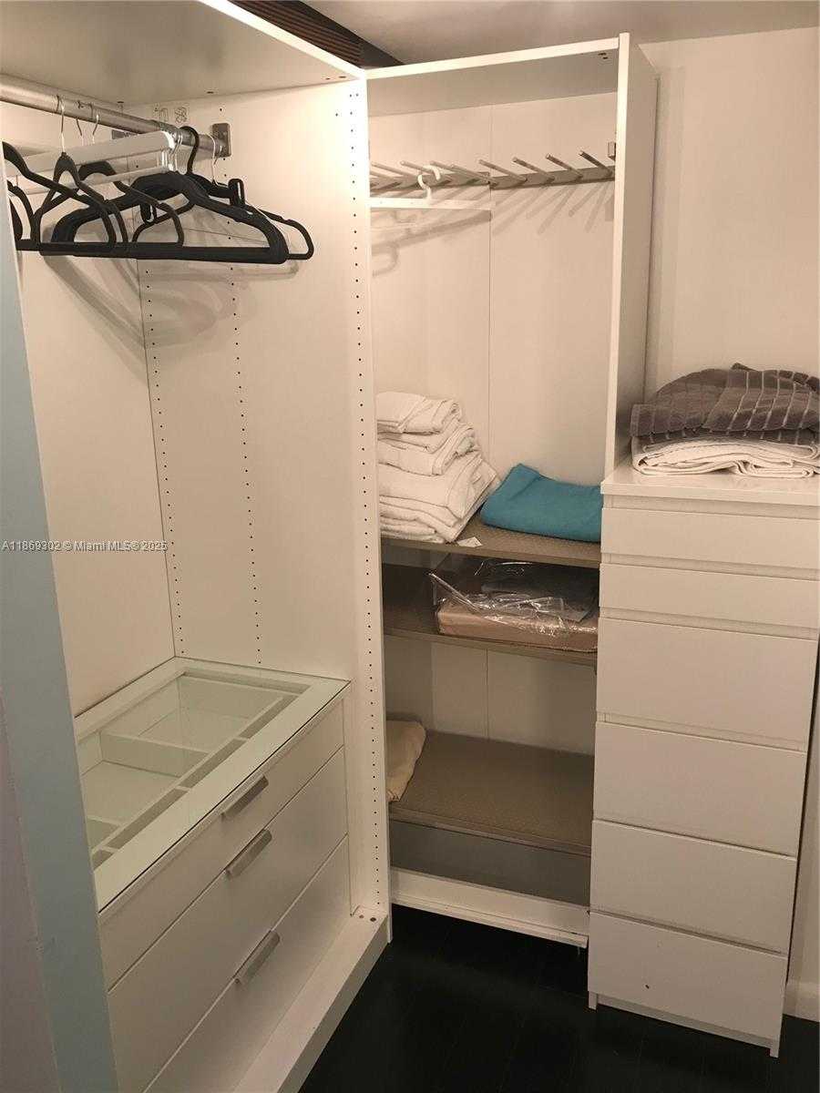 Small Image of 100 BAYVIEW DR #221, Sunny Isles Beach Number 31