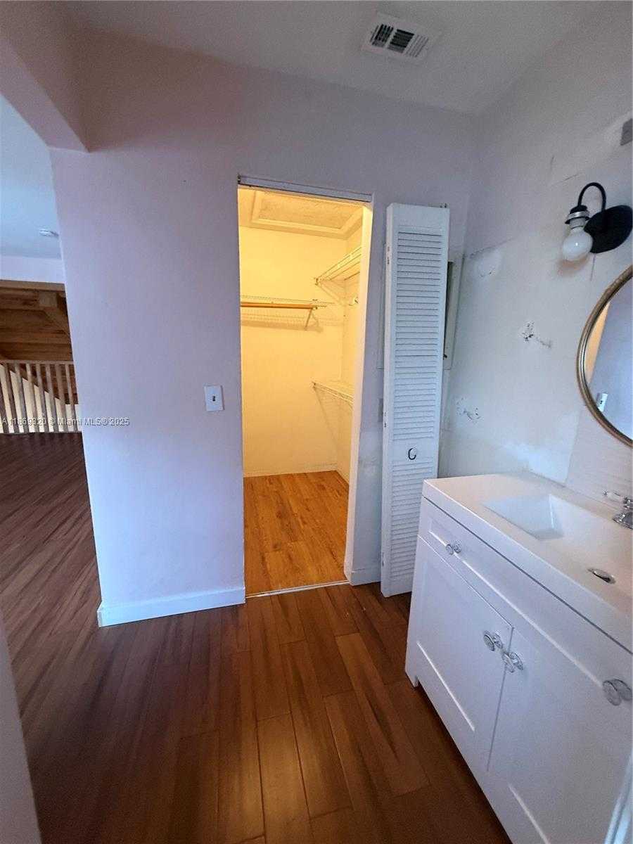 Small Image of 2111 NORTH 14TH AVE, Hollywood Number 17