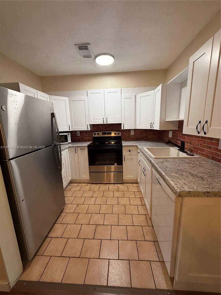 Small Image of 2111 NORTH 14TH AVE, Hollywood Number 3