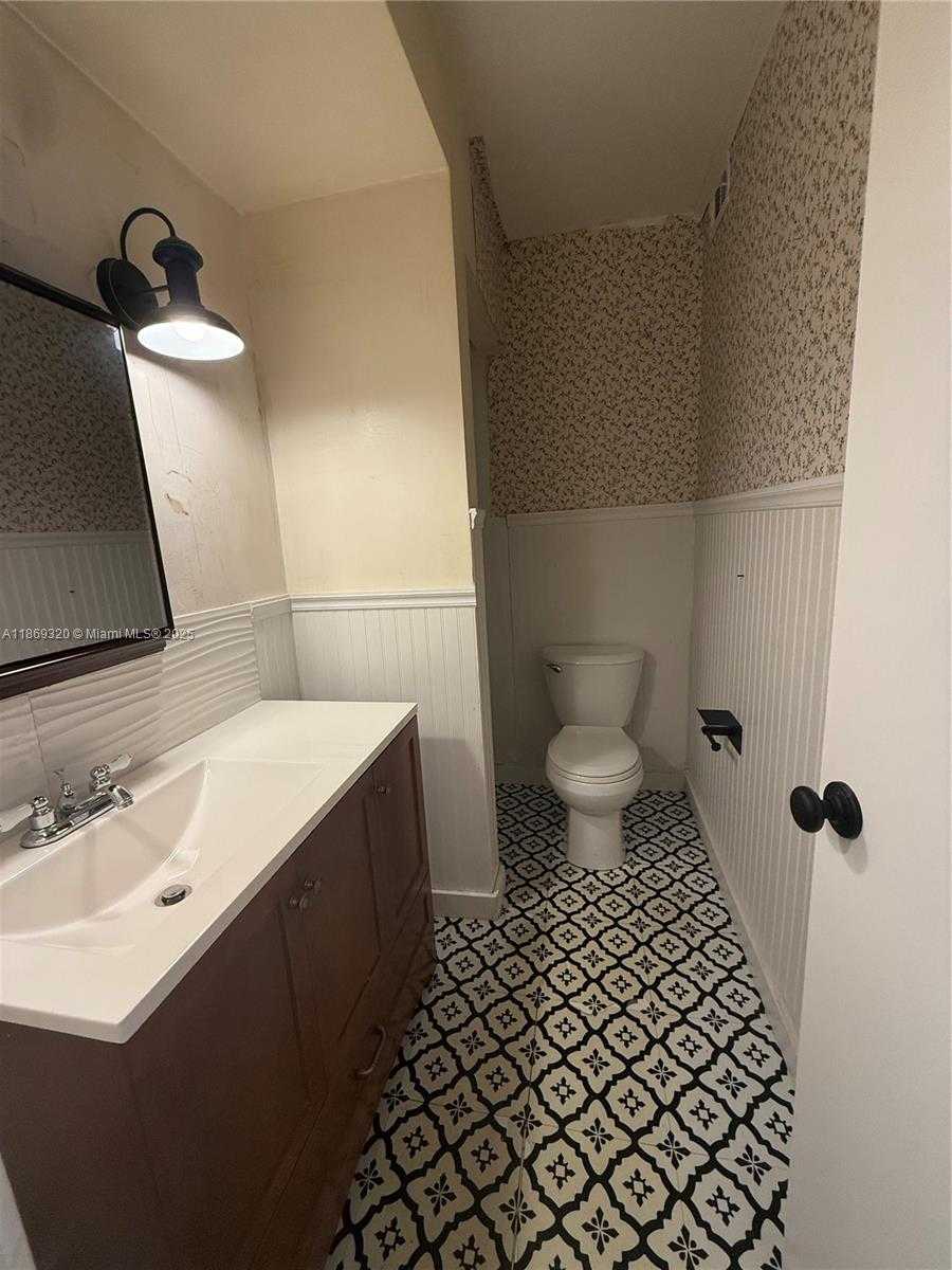 Small Image of 2111 NORTH 14TH AVE, Hollywood Number 7